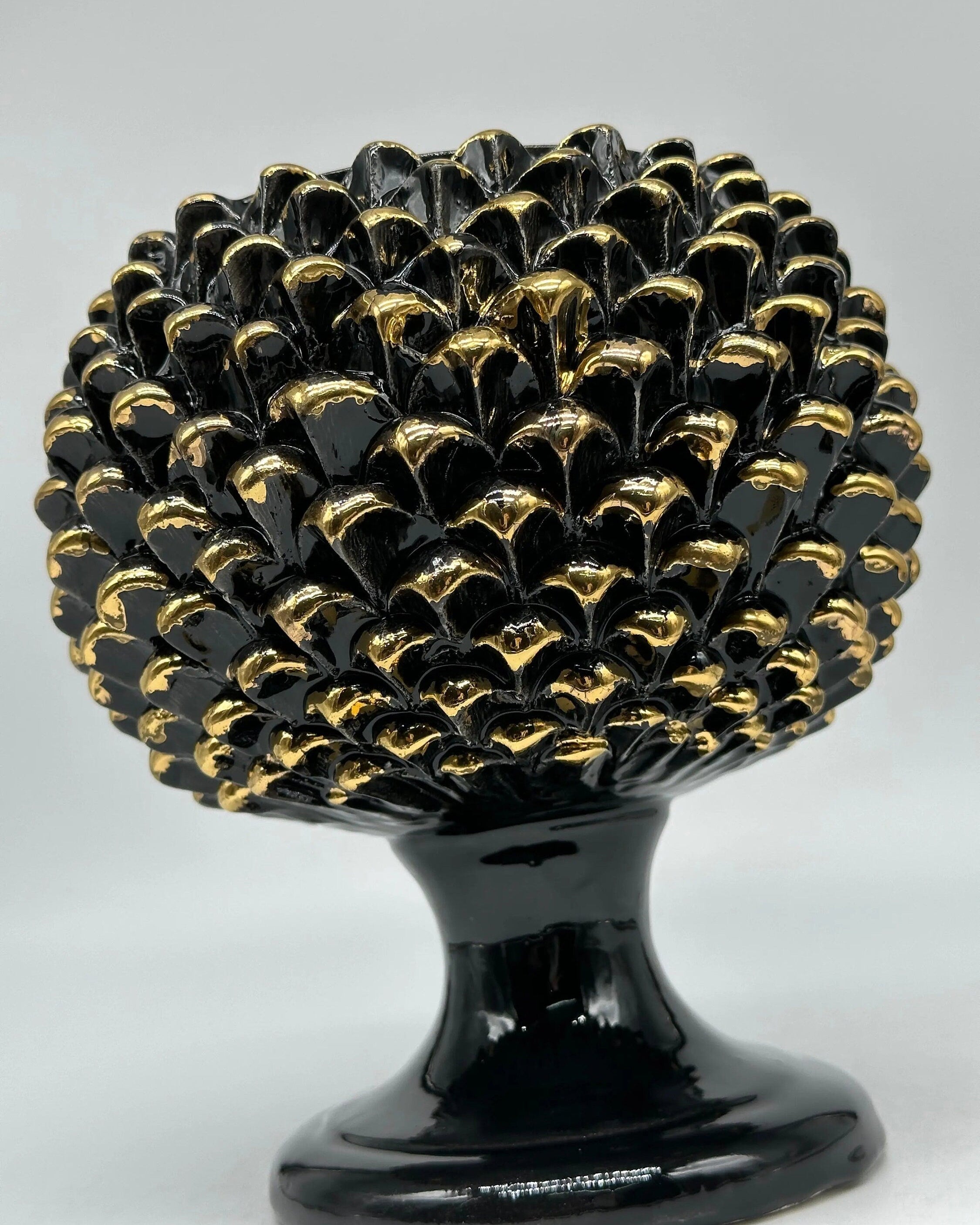 Portavaso Mezza Pigna Ceramica Caltagirone cm H.20 Artigianale Nero Punte Oro DD CERAMICHE SICILIANE