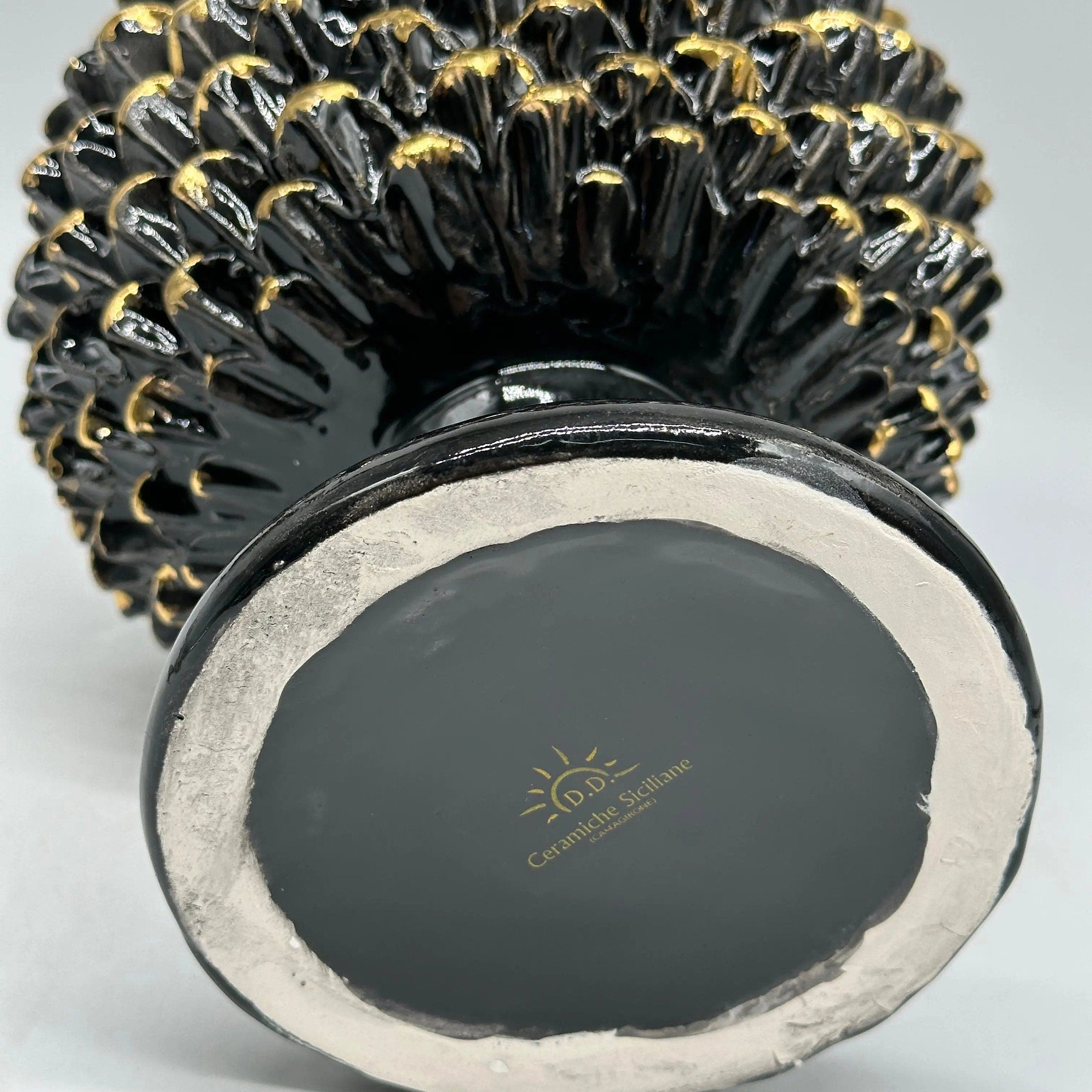 Portavaso Mezza Pigna Ceramica Caltagirone cm H.20 Artigianale Nero Punte Oro DD CERAMICHE SICILIANE