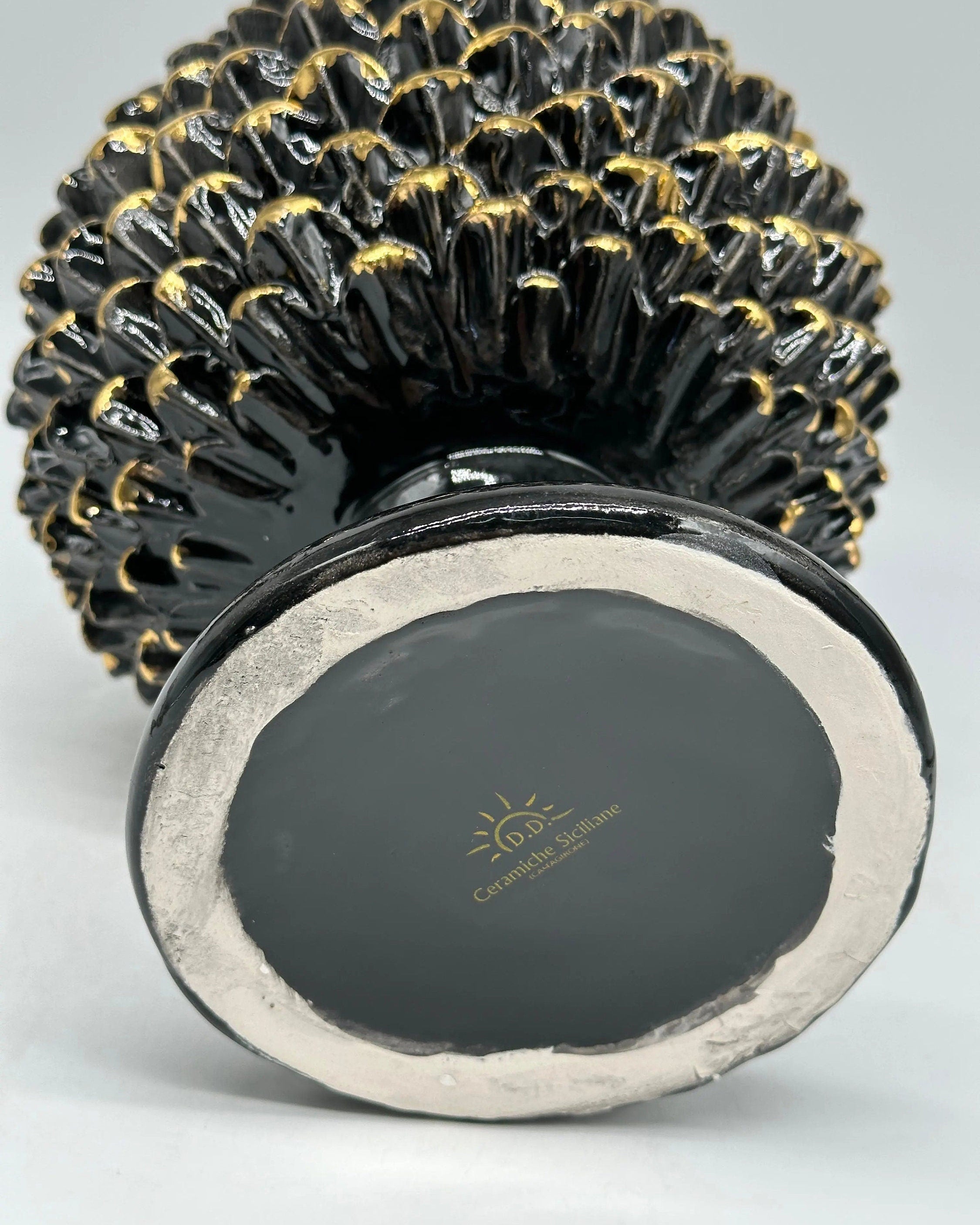 Portavaso Mezza Pigna Ceramica Caltagirone cm H.20 Artigianale Nero Punte Oro DD CERAMICHE SICILIANE