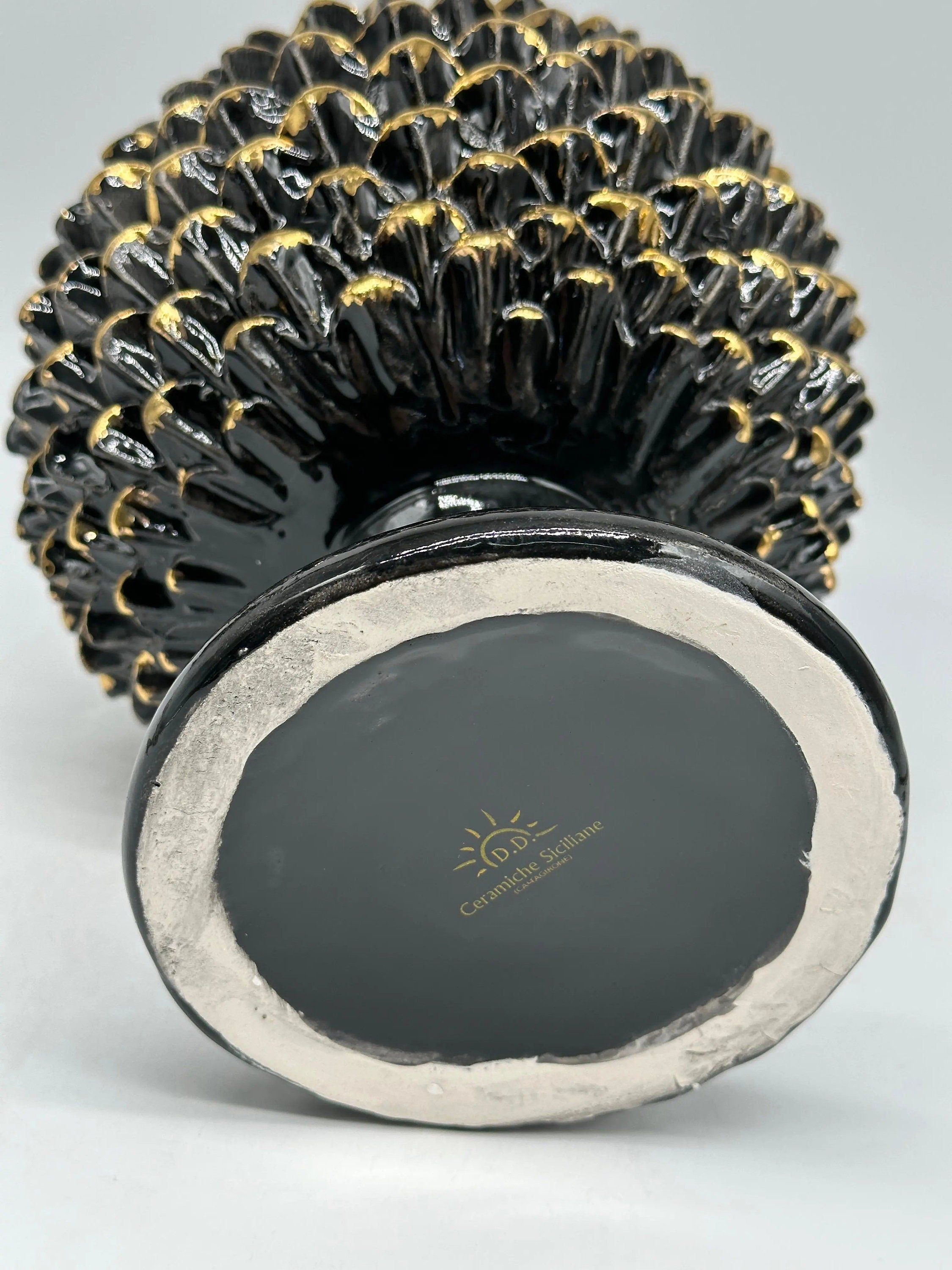 Portavaso Mezza Pigna Ceramica Caltagirone cm H.20 Artigianale Nero Punte Oro DD CERAMICHE SICILIANE
