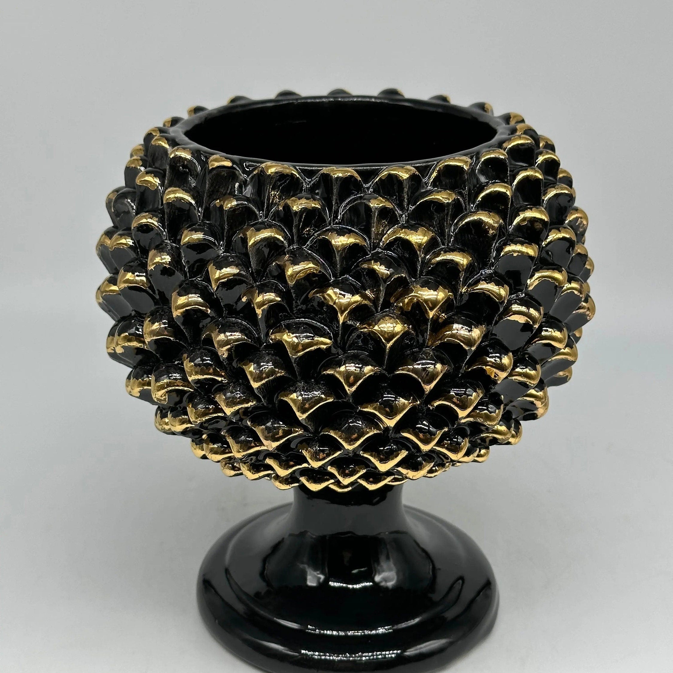 Portavaso Mezza Pigna Ceramica Caltagirone cm H.20 Artigianale Nero Punte Oro DD CERAMICHE SICILIANE