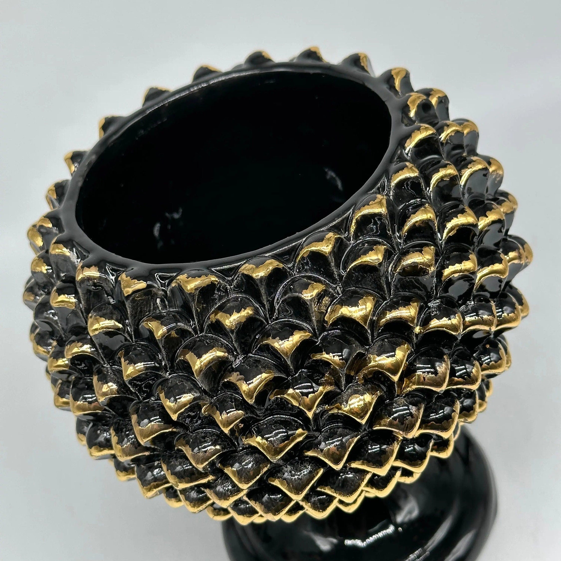 Portavaso Mezza Pigna Ceramica Caltagirone cm H.20 Artigianale Nero Punte Oro DD CERAMICHE SICILIANE