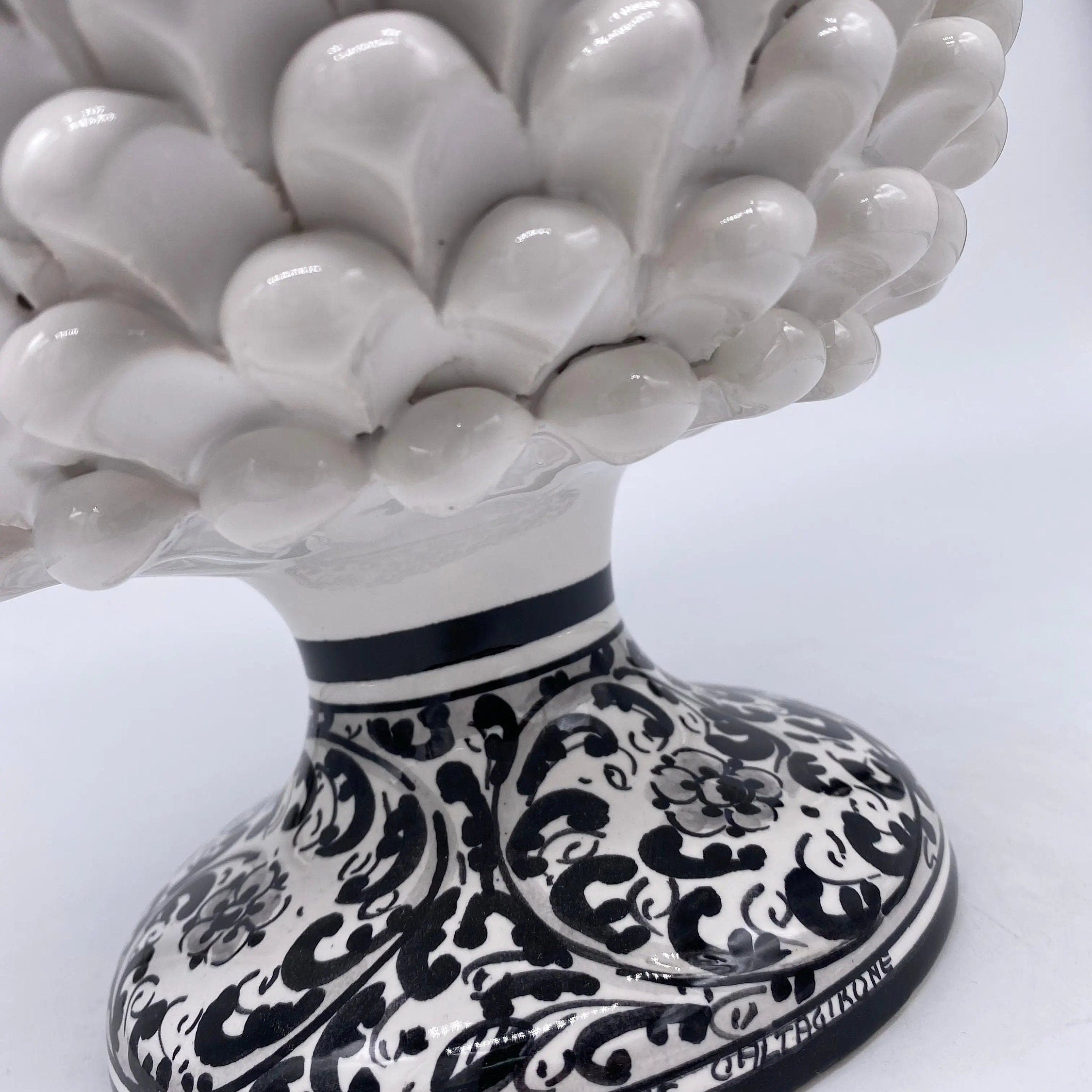 Portavaso Mezza Pigna Ceramica Caltagirone cm H.20 L.20 Artigianale Bianco Base Decorata DD CERAMICHE SICILIANE