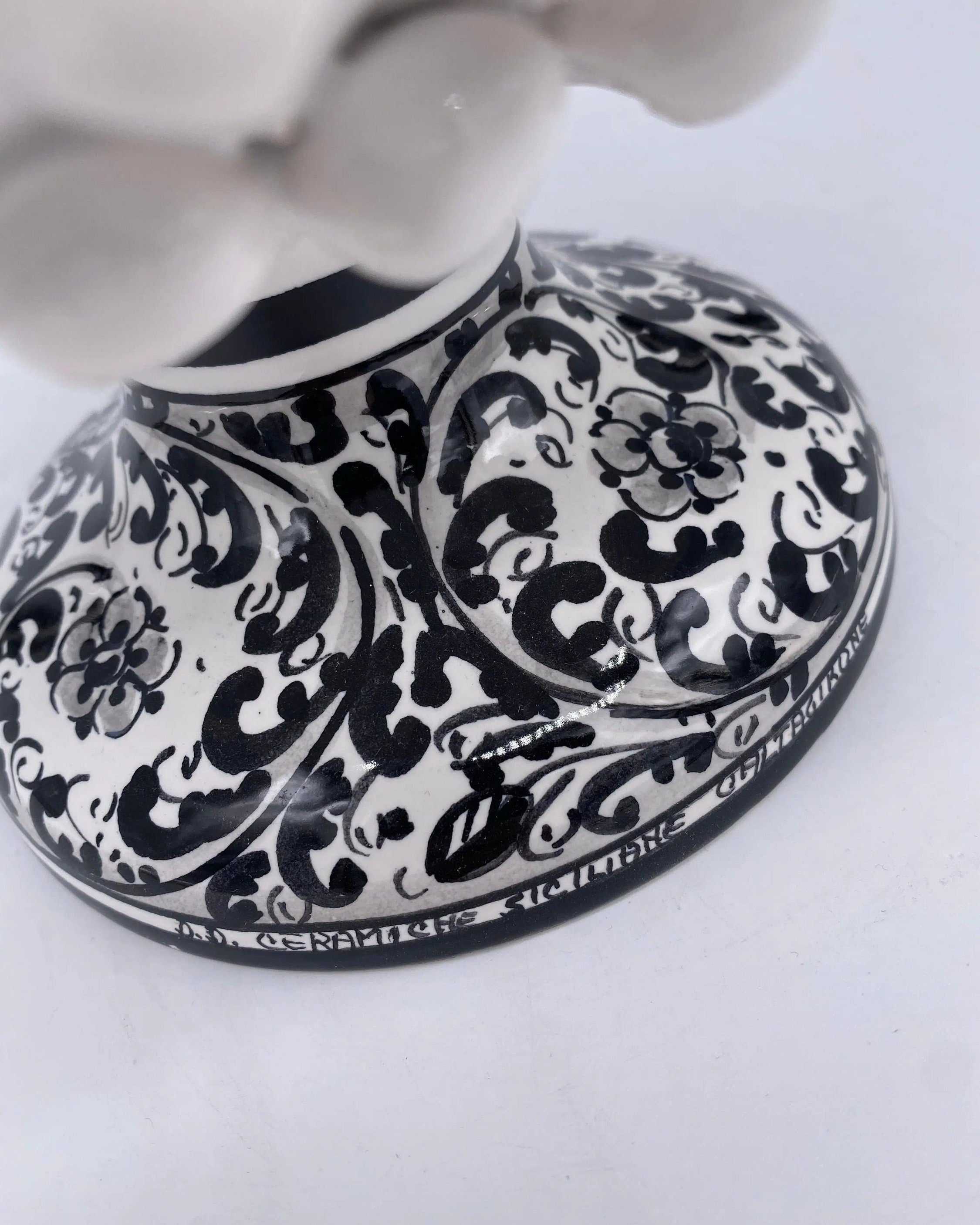 Portavaso Mezza Pigna Ceramica Caltagirone cm H.20 L.20 Artigianale Bianco Base Decorata DD CERAMICHE SICILIANE