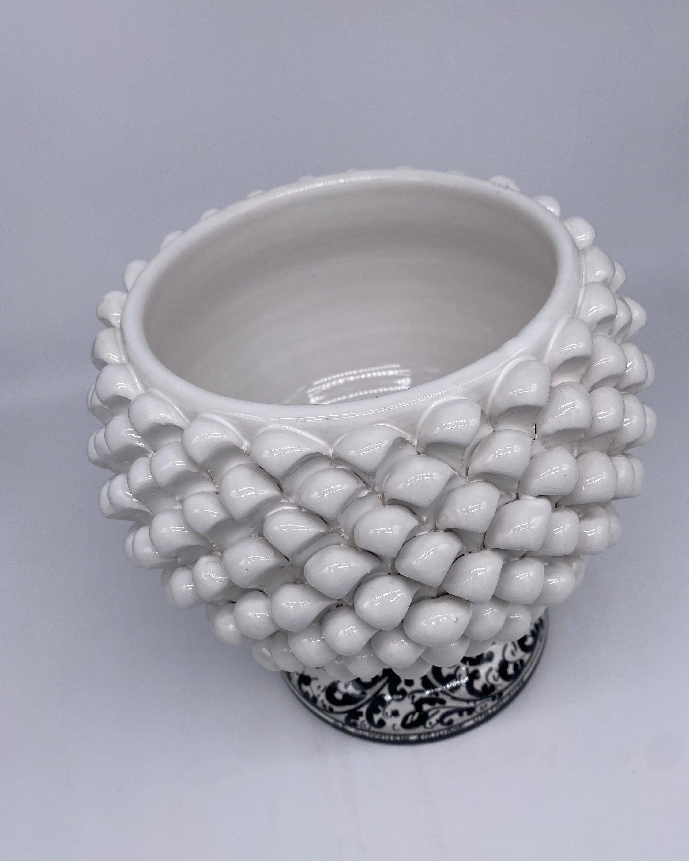 Portavaso Mezza Pigna Ceramica Caltagirone cm H.20 L.20 Artigianale Bianco Base Decorata DD CERAMICHE SICILIANE