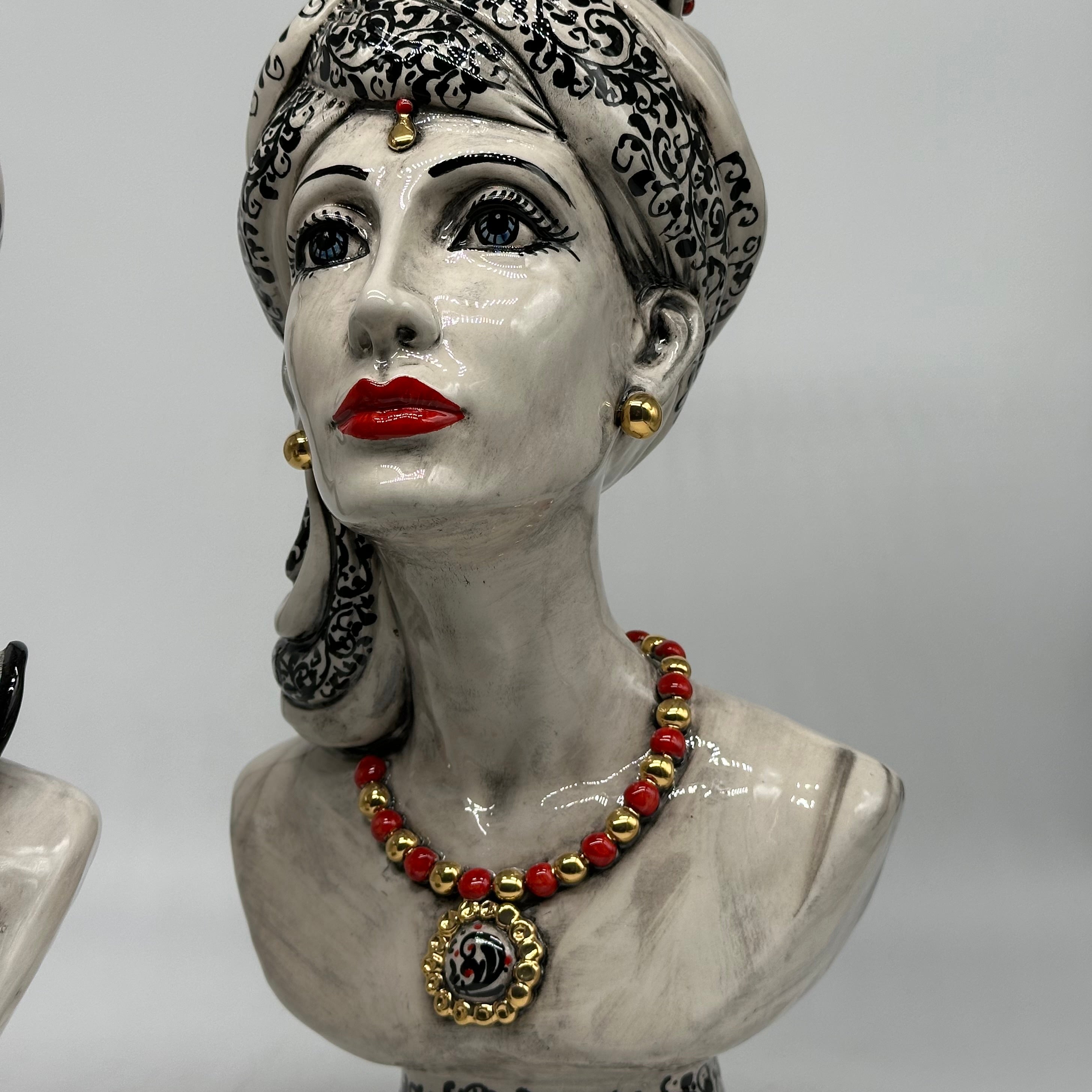 Mezzobusto Ceramica Caltagirone cm H.36 L.22 Artigianale Decoro ‘600 Nero Rosso Oro - TESTE DI MORO