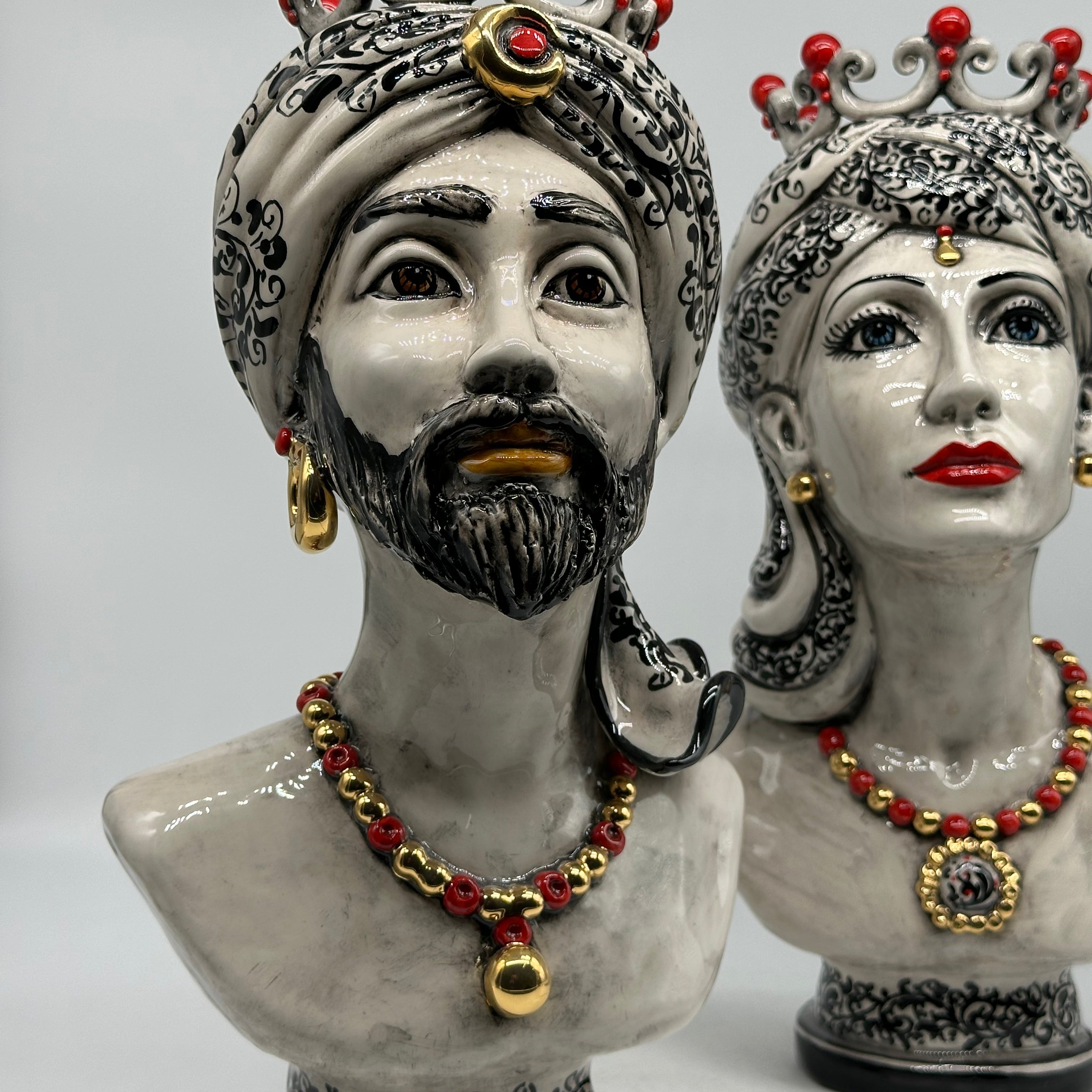 Mezzobusto Ceramica Caltagirone cm H.36 L.22 Artigianale Decoro ‘600 Nero Rosso Oro - TESTE DI MORO