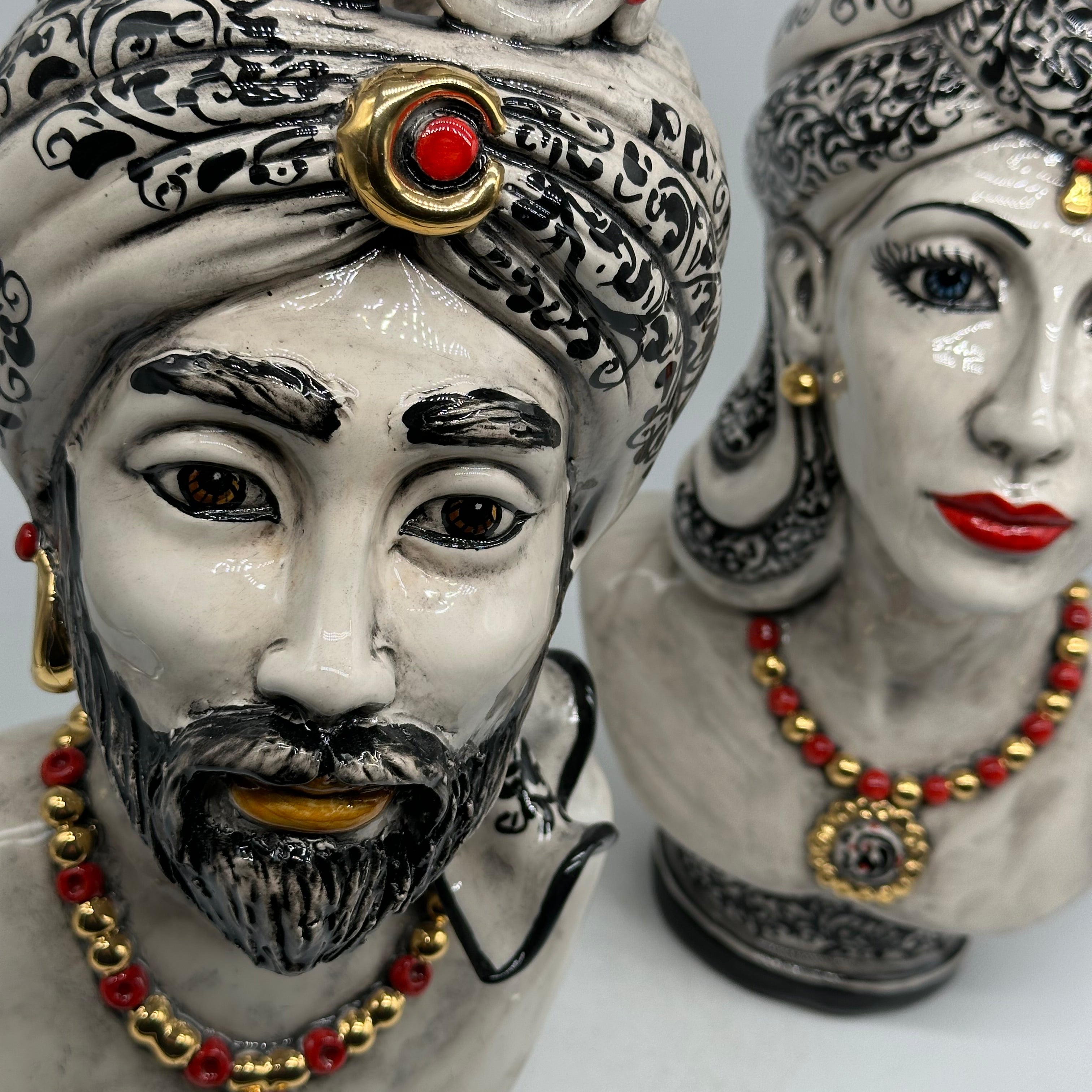 Mezzobusto Ceramica Caltagirone cm H.36 L.22 Artigianale Decoro ‘600 Nero Rosso Oro - TESTE DI MORO