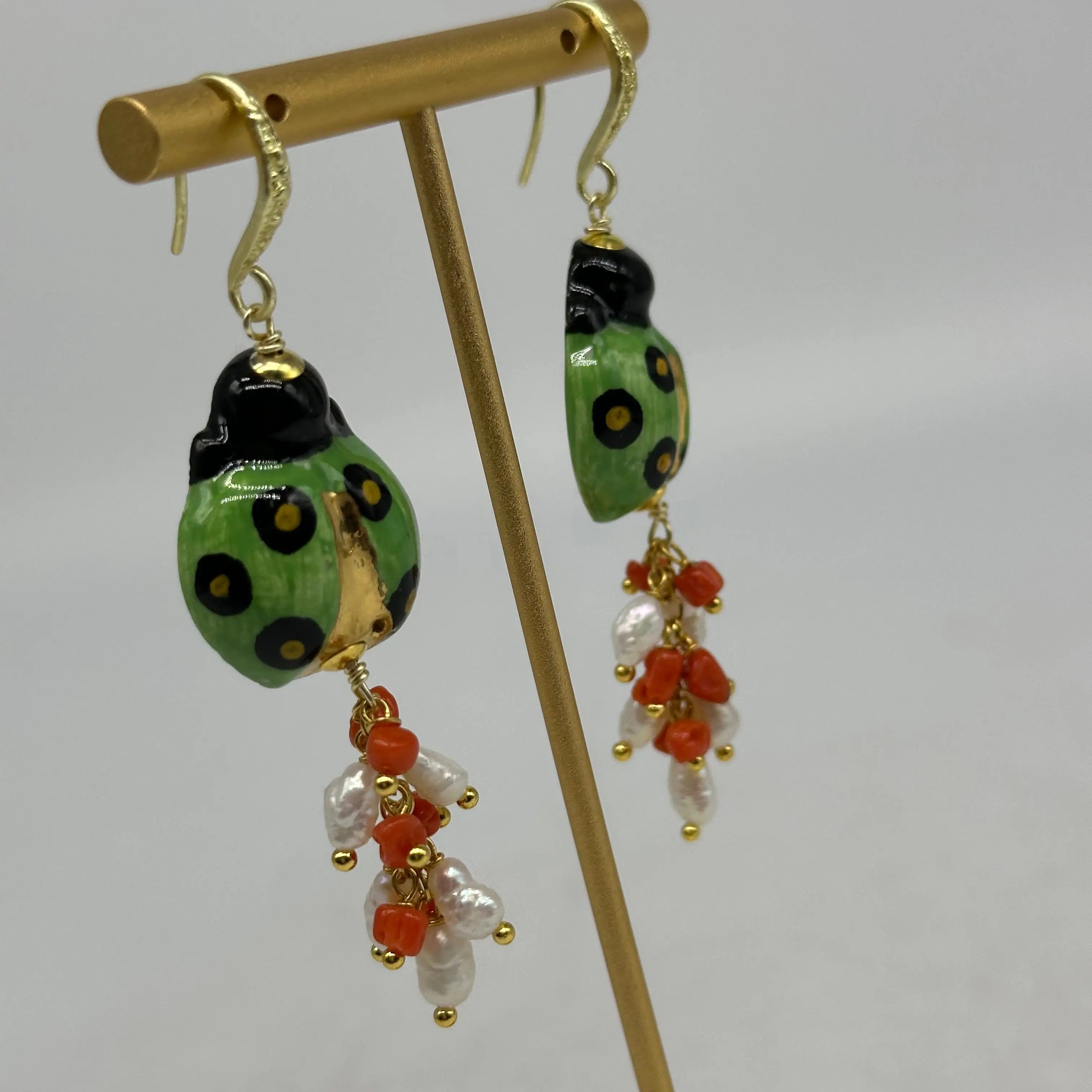 Orecchini Artigianali Coccinella Verde Portafortuna in Ceramica di Caltagirone DD CERAMICHE SICILIANE