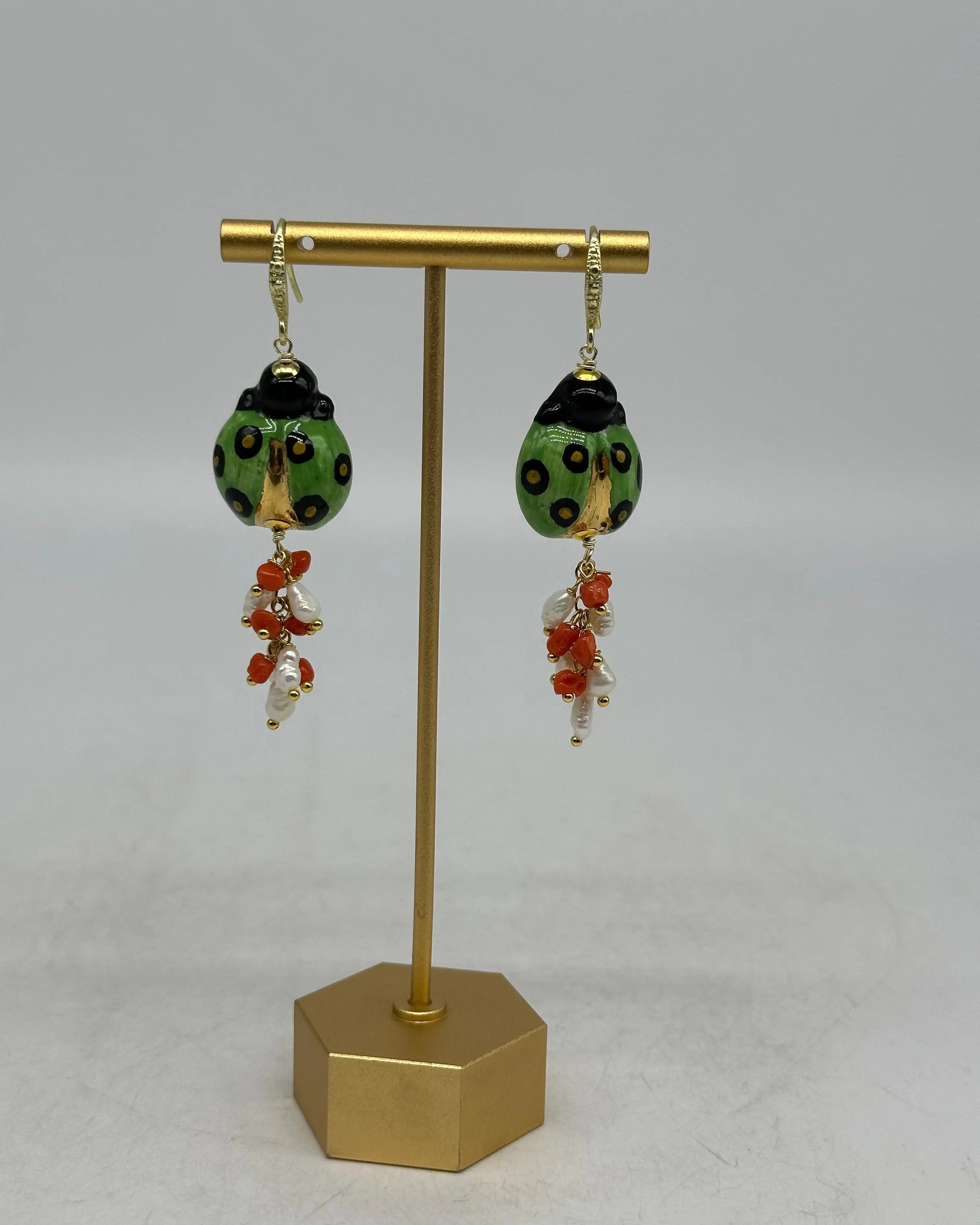 Orecchini Artigianali Coccinella Verde Portafortuna in Ceramica di Caltagirone DD CERAMICHE SICILIANE
