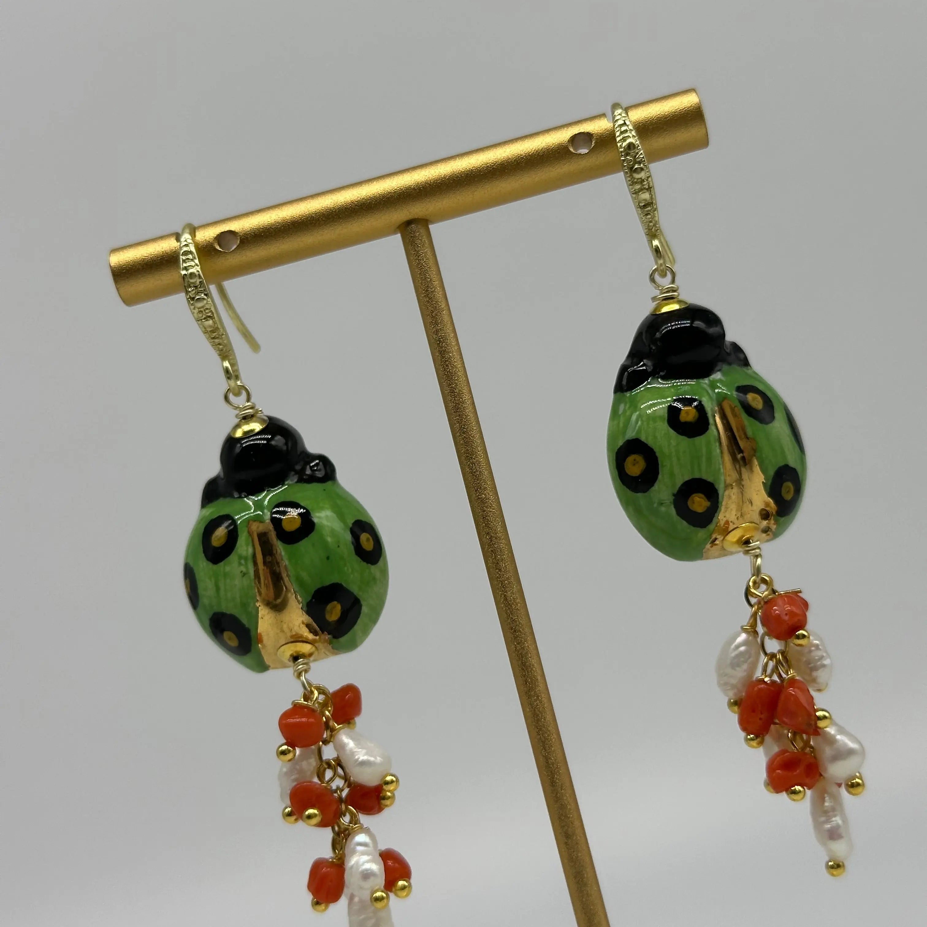Orecchini Artigianali Coccinella Verde Portafortuna in Ceramica di Caltagirone DD CERAMICHE SICILIANE