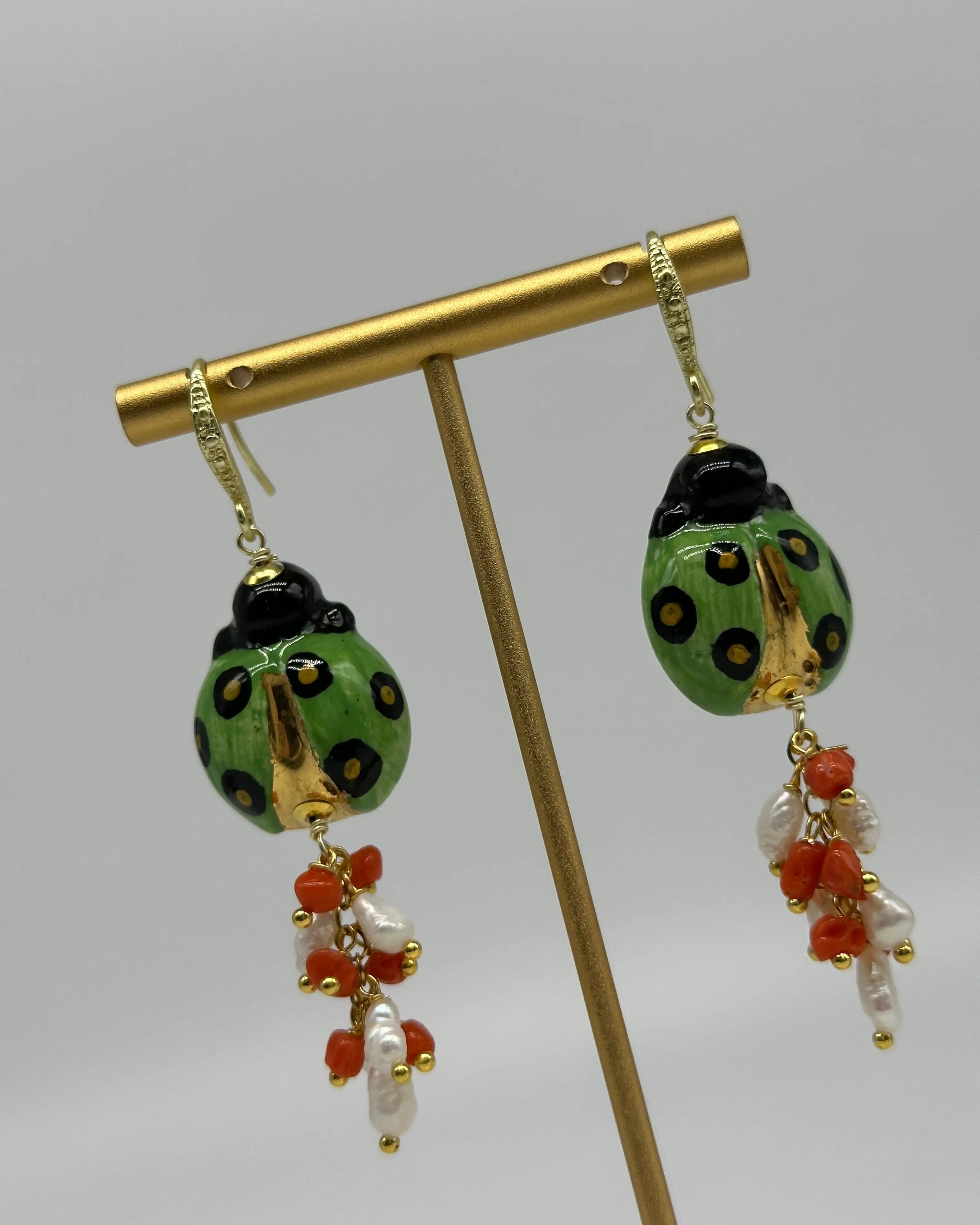 Orecchini Artigianali Coccinella Verde Portafortuna in Ceramica di Caltagirone DD CERAMICHE SICILIANE
