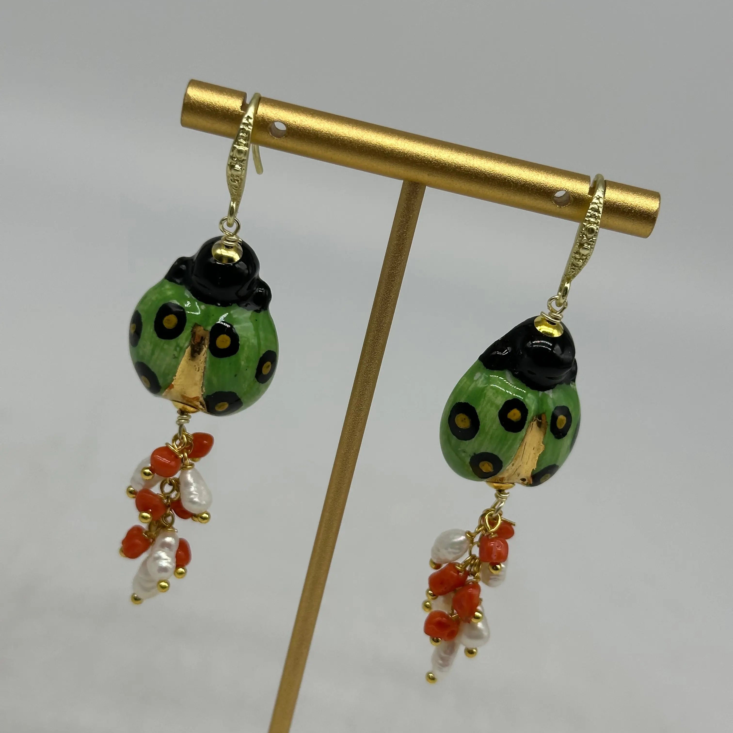 Orecchini Artigianali Coccinella Verde Portafortuna in Ceramica di Caltagirone DD CERAMICHE SICILIANE
