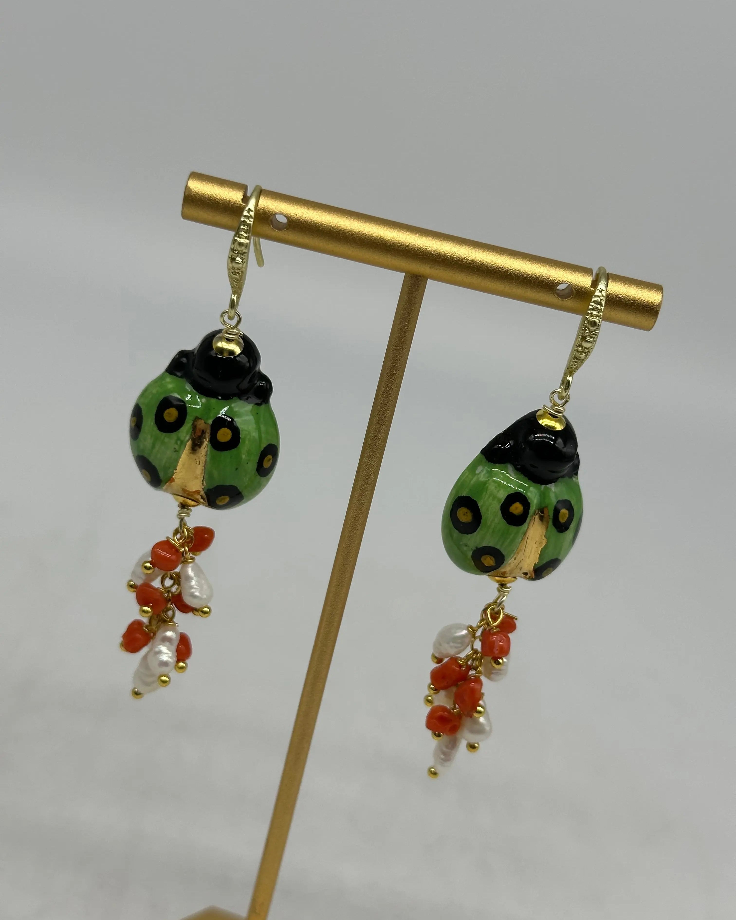 Orecchini Artigianali Coccinella Verde Portafortuna in Ceramica di Caltagirone DD CERAMICHE SICILIANE