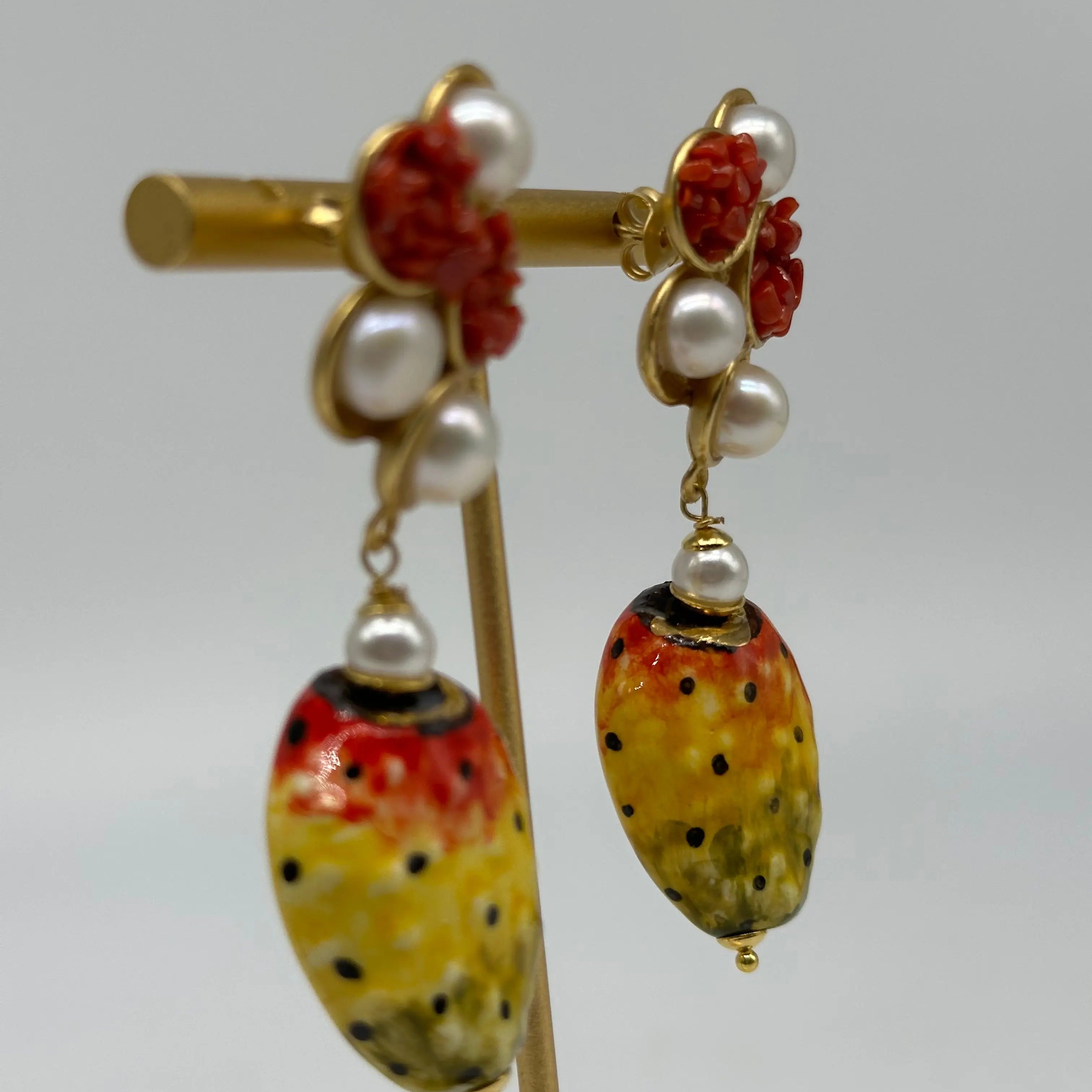 Orecchini Artigianali Fichi d’India Colorati in Ceramica di Caltagirone, pietre e corallo V.2 DD CERAMICHE SICILIANE