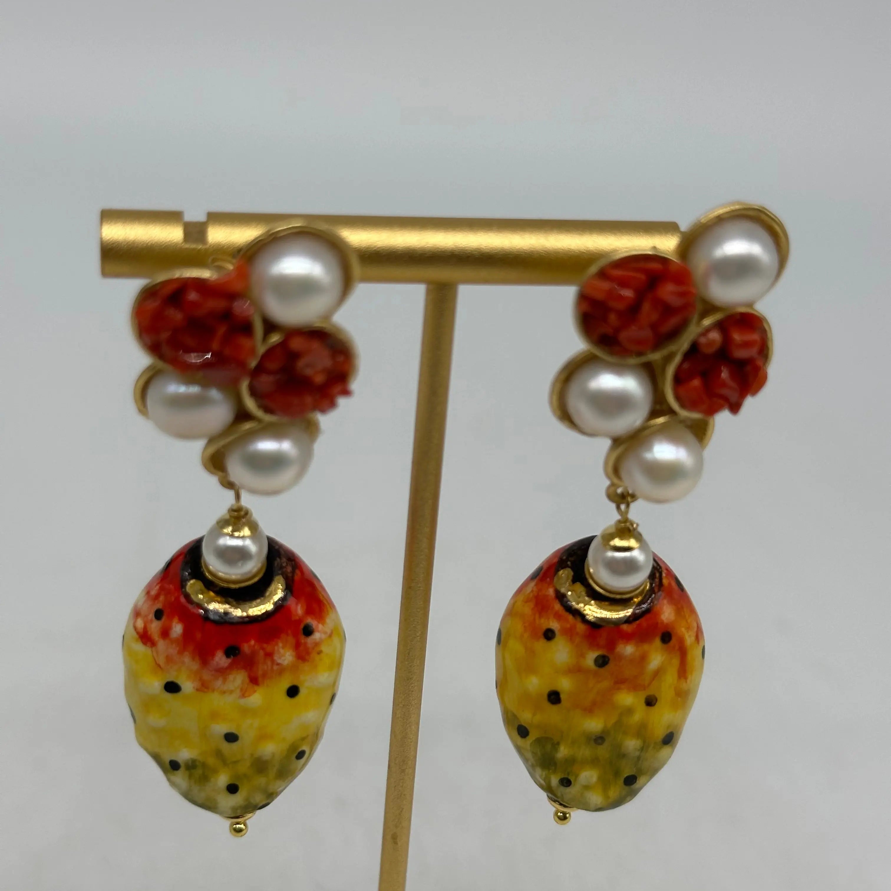 Orecchini Artigianali Fichi d’India Colorati in Ceramica di Caltagirone, pietre e corallo V.2 DD CERAMICHE SICILIANE