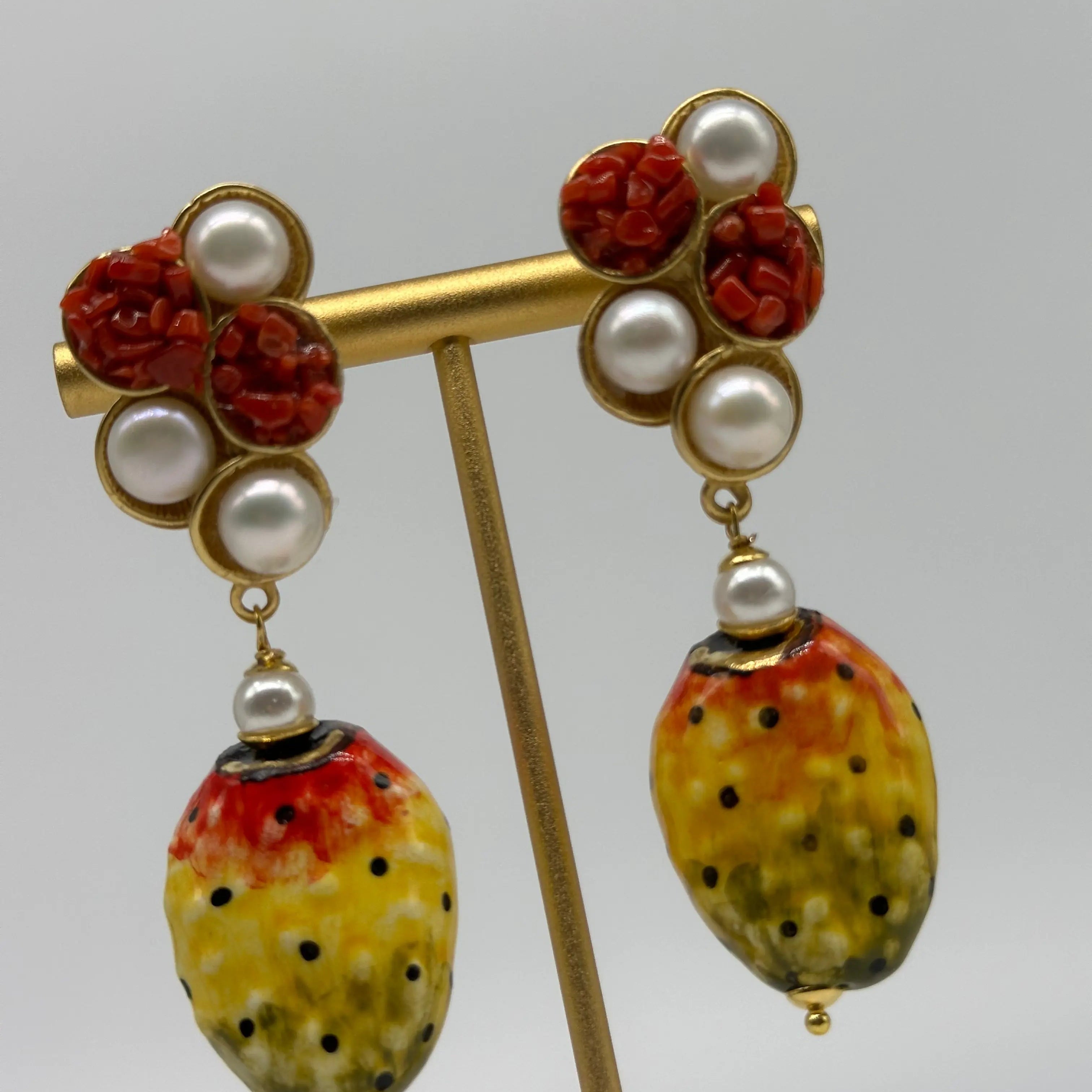 Orecchini Artigianali Fichi d’India Colorati in Ceramica di Caltagirone, pietre e corallo V.2 DD CERAMICHE SICILIANE