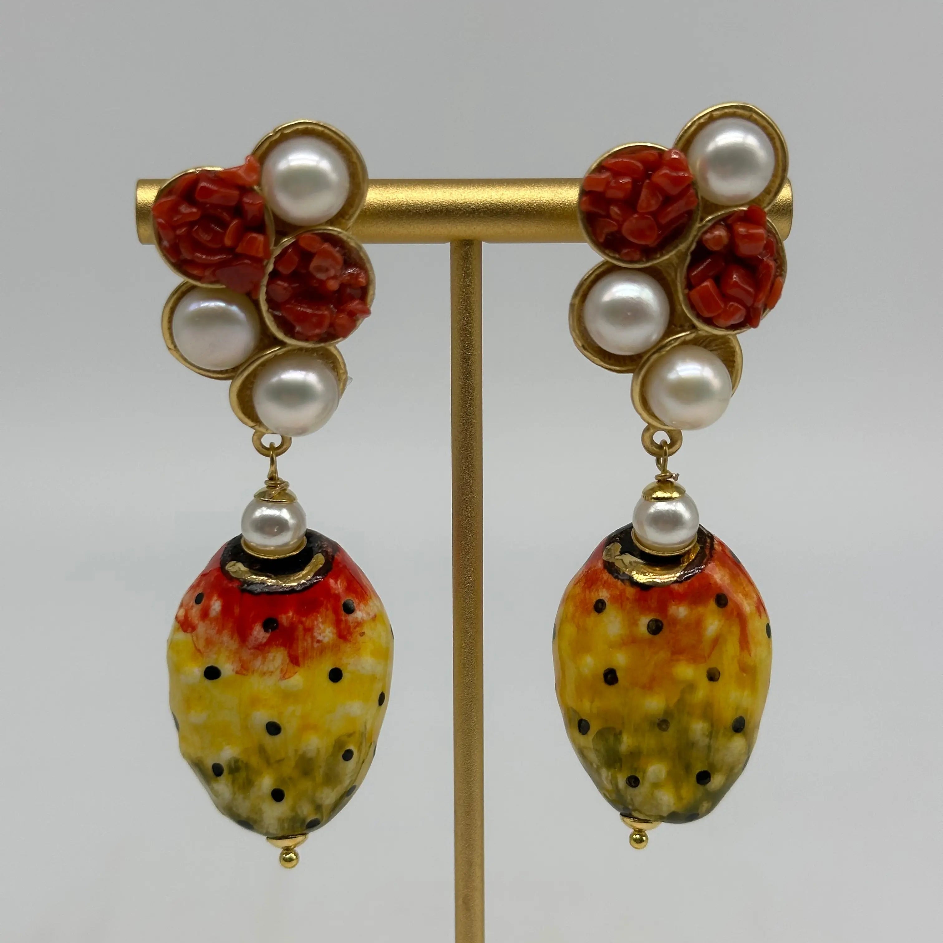 Orecchini Artigianali Fichi d’India Colorati in Ceramica di Caltagirone, pietre e corallo V.2 DD CERAMICHE SICILIANE