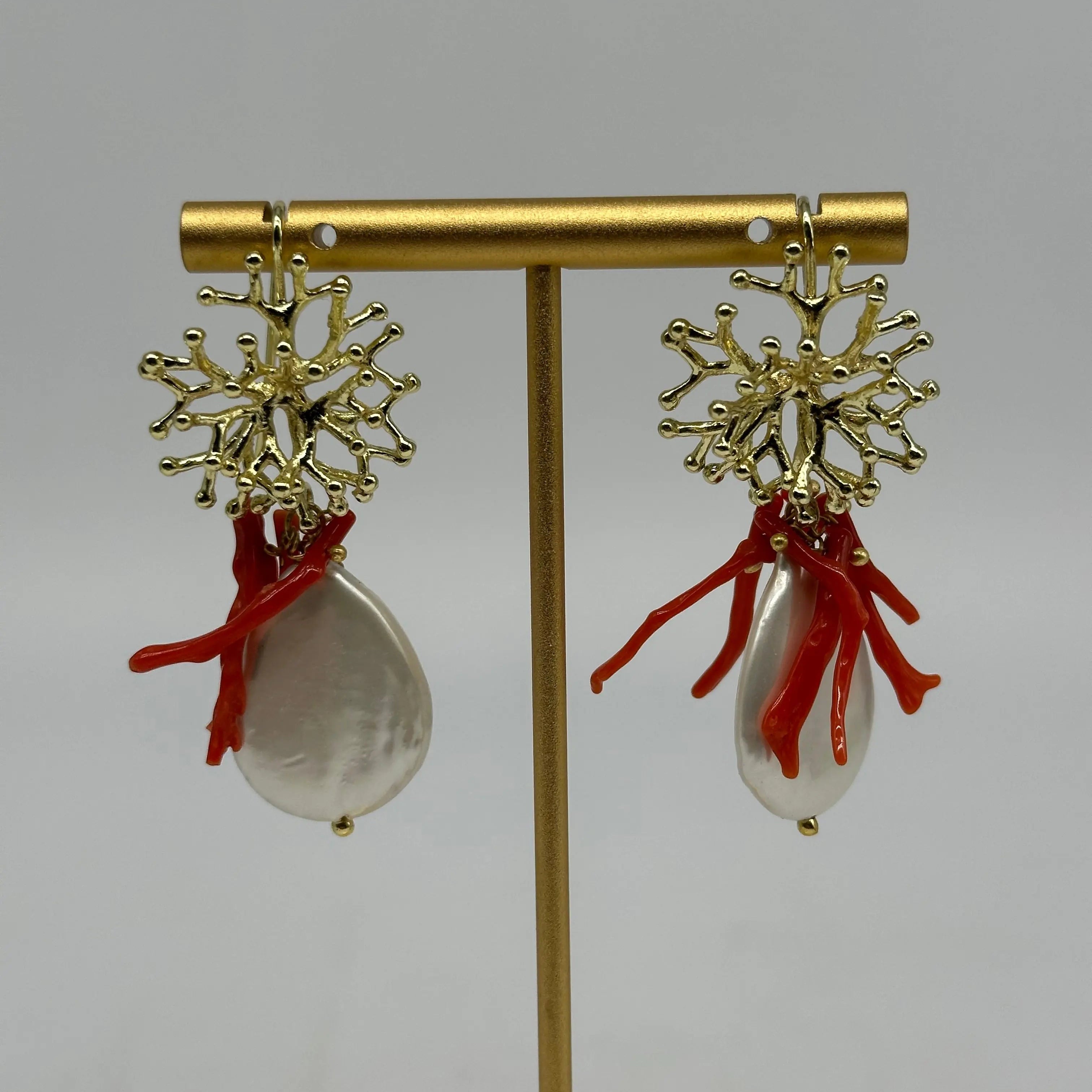 Orecchini Artigianali Perla Bianco e Rametti di Corallo DD CERAMICHE SICILIANE