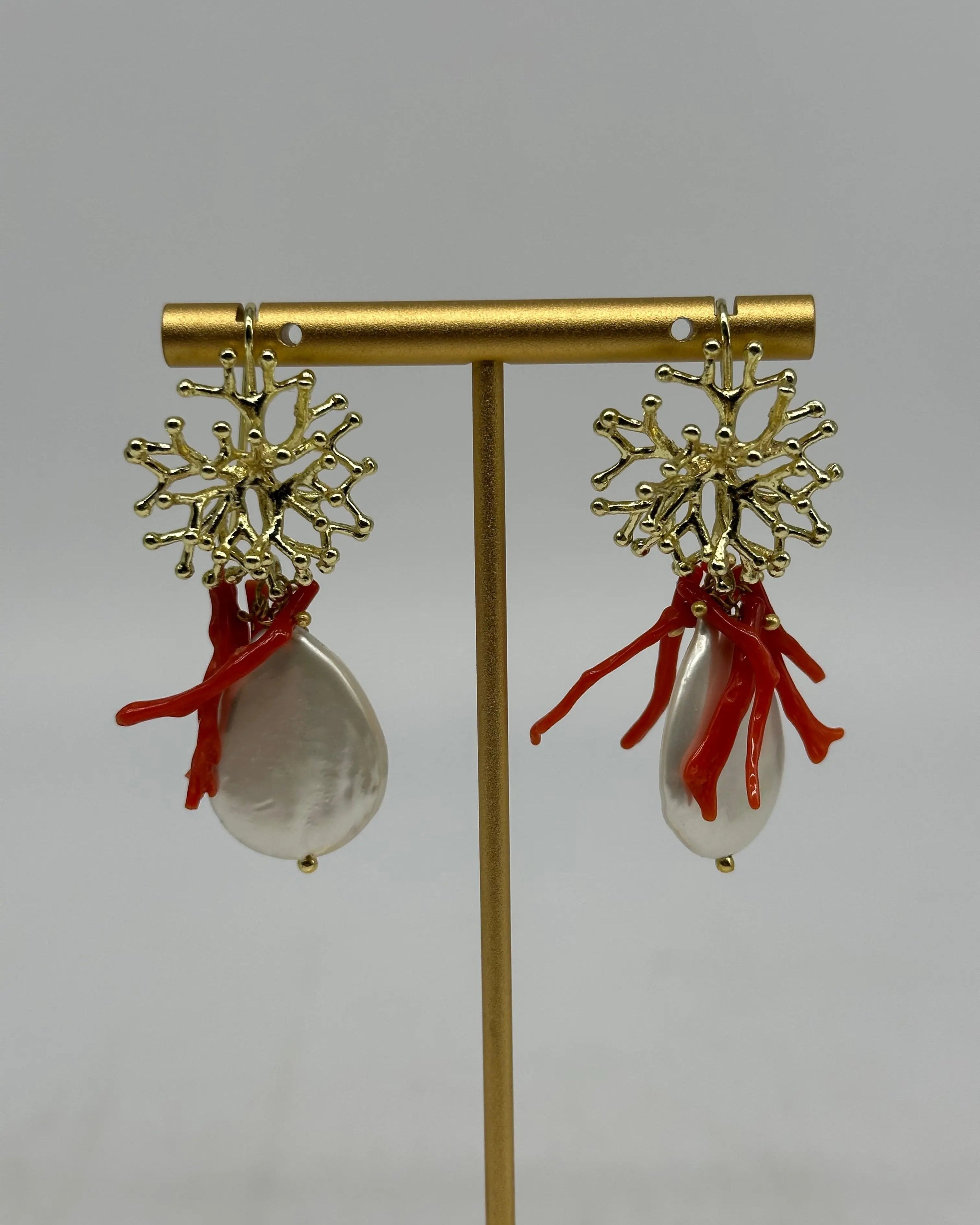 Orecchini Artigianali Perla Bianco e Rametti di Corallo DD CERAMICHE SICILIANE