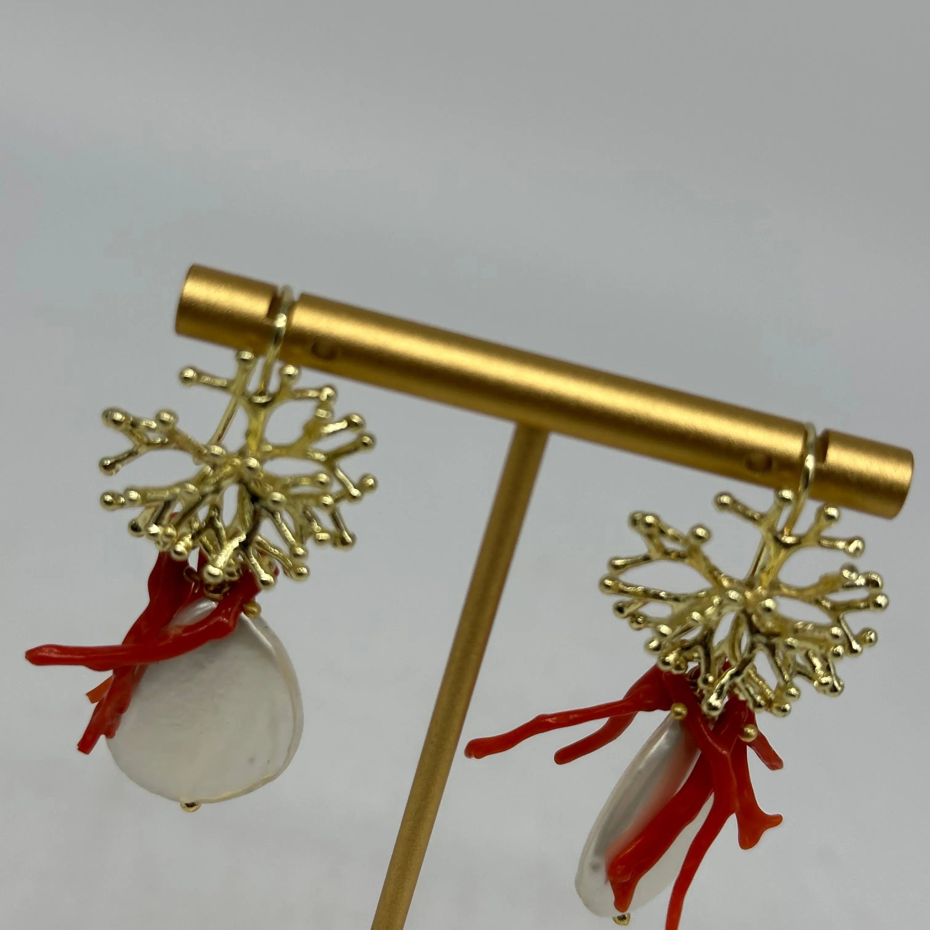 Orecchini Artigianali Perla Bianco e Rametti di Corallo DD CERAMICHE SICILIANE