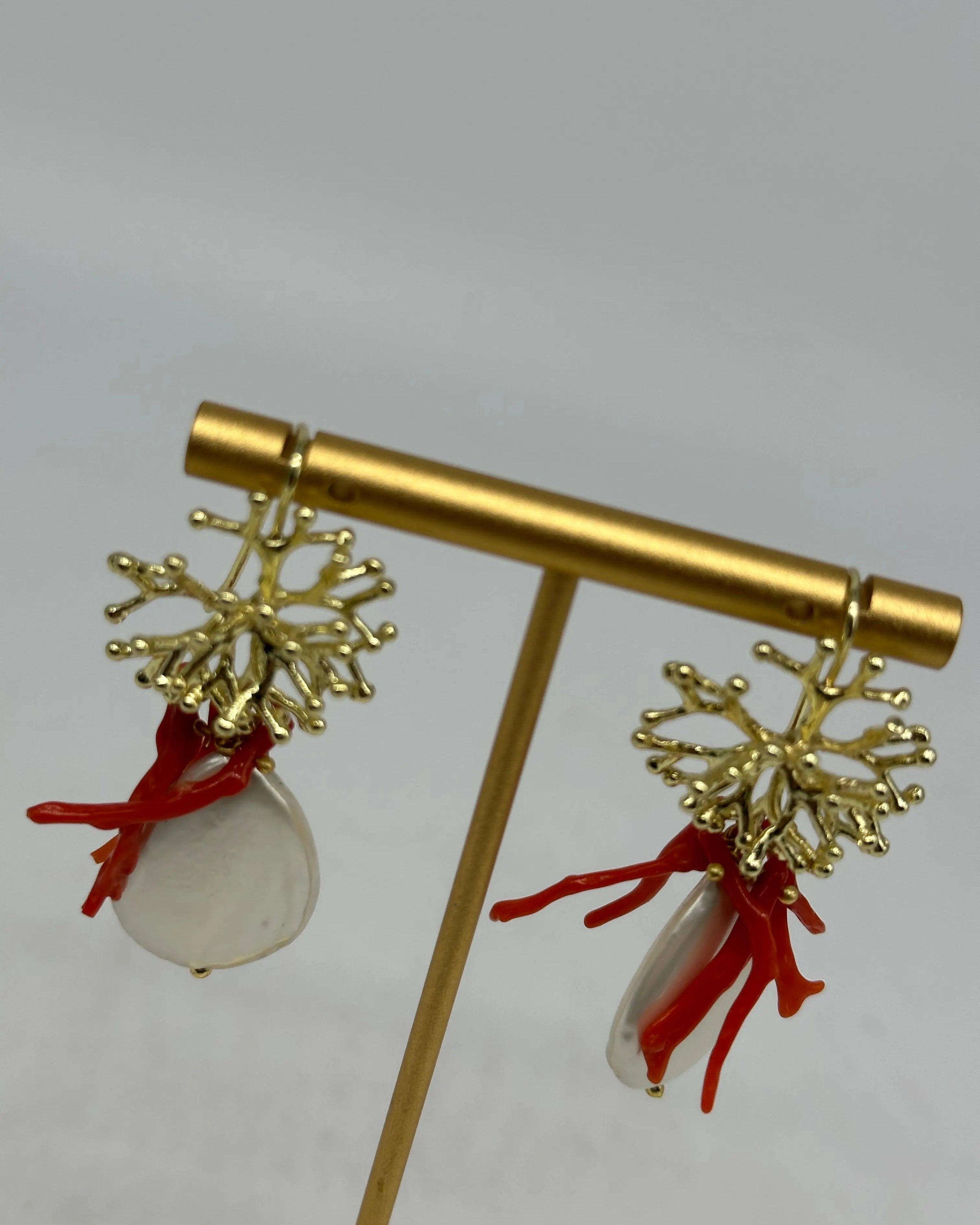 Orecchini Artigianali Perla Bianco e Rametti di Corallo DD CERAMICHE SICILIANE