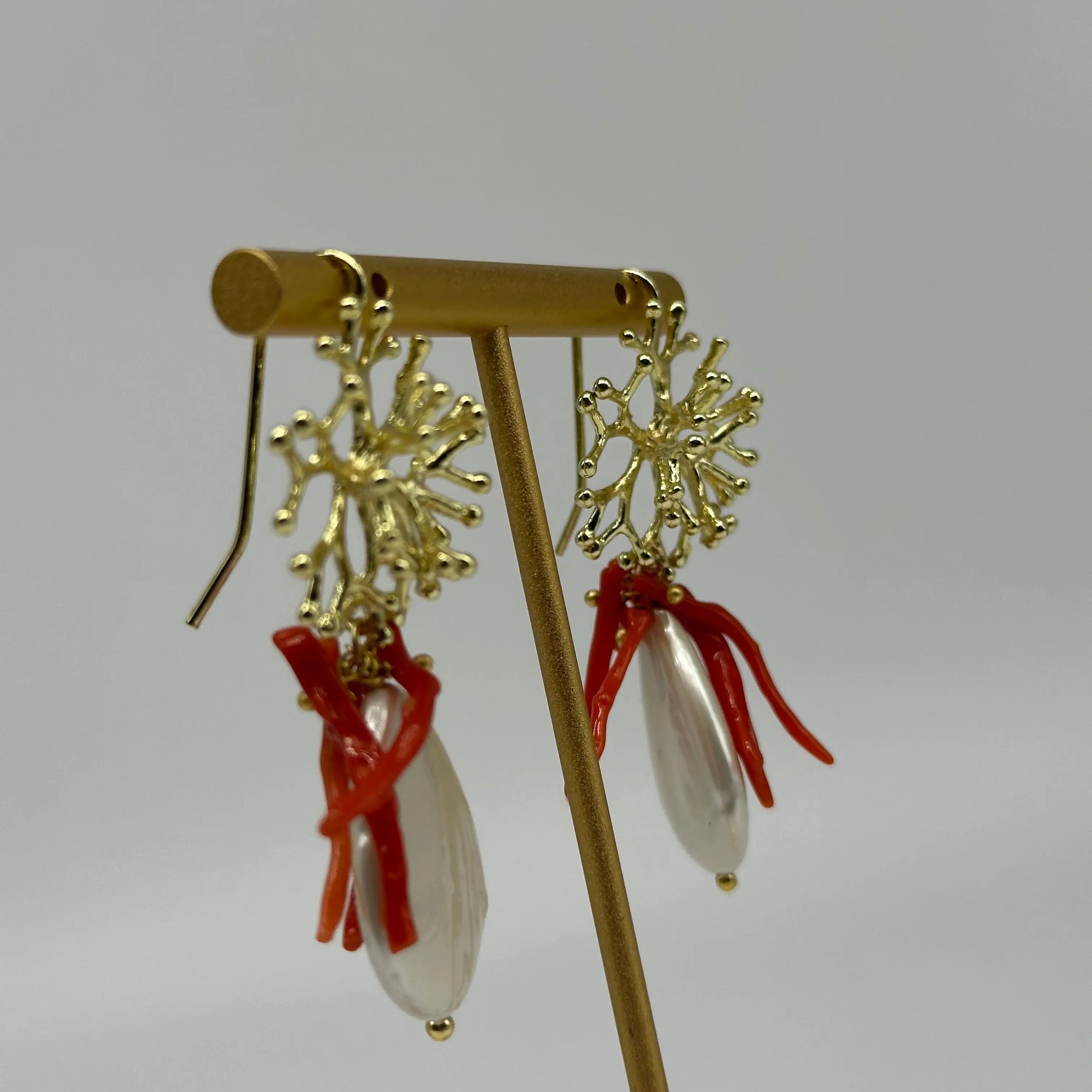 Orecchini Artigianali Perla Bianco e Rametti di Corallo DD CERAMICHE SICILIANE