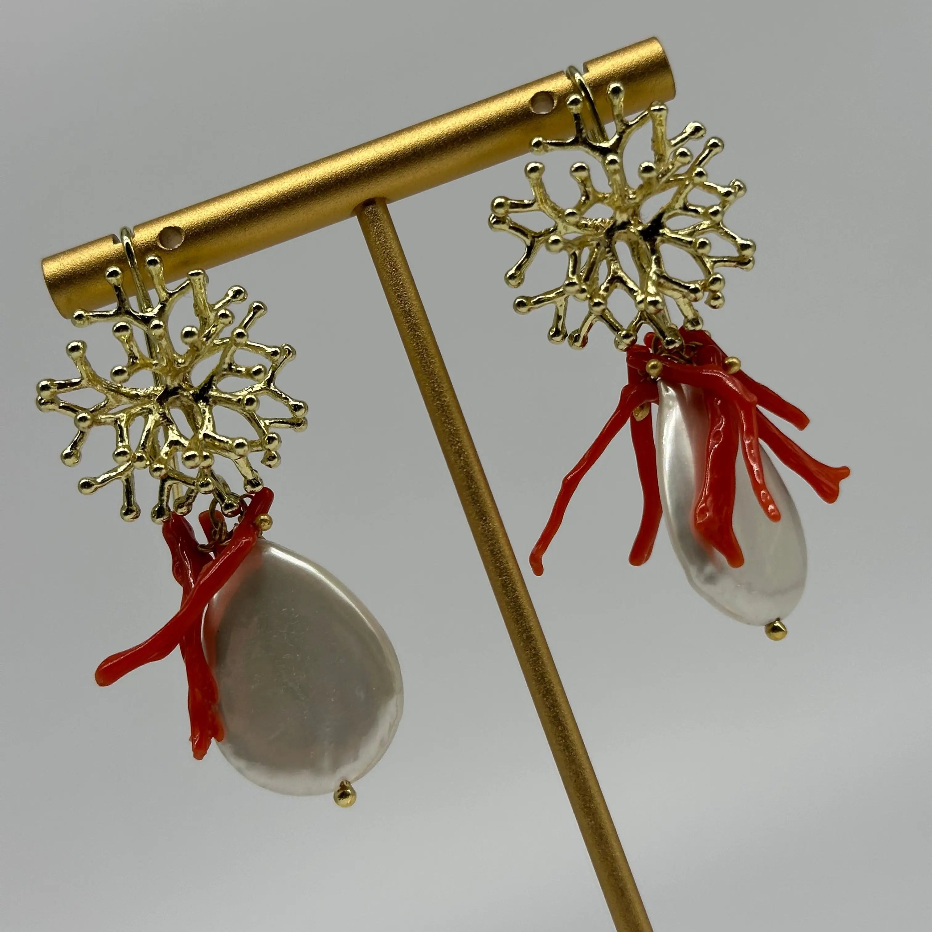 Orecchini Artigianali Perla Bianco e Rametti di Corallo DD CERAMICHE SICILIANE