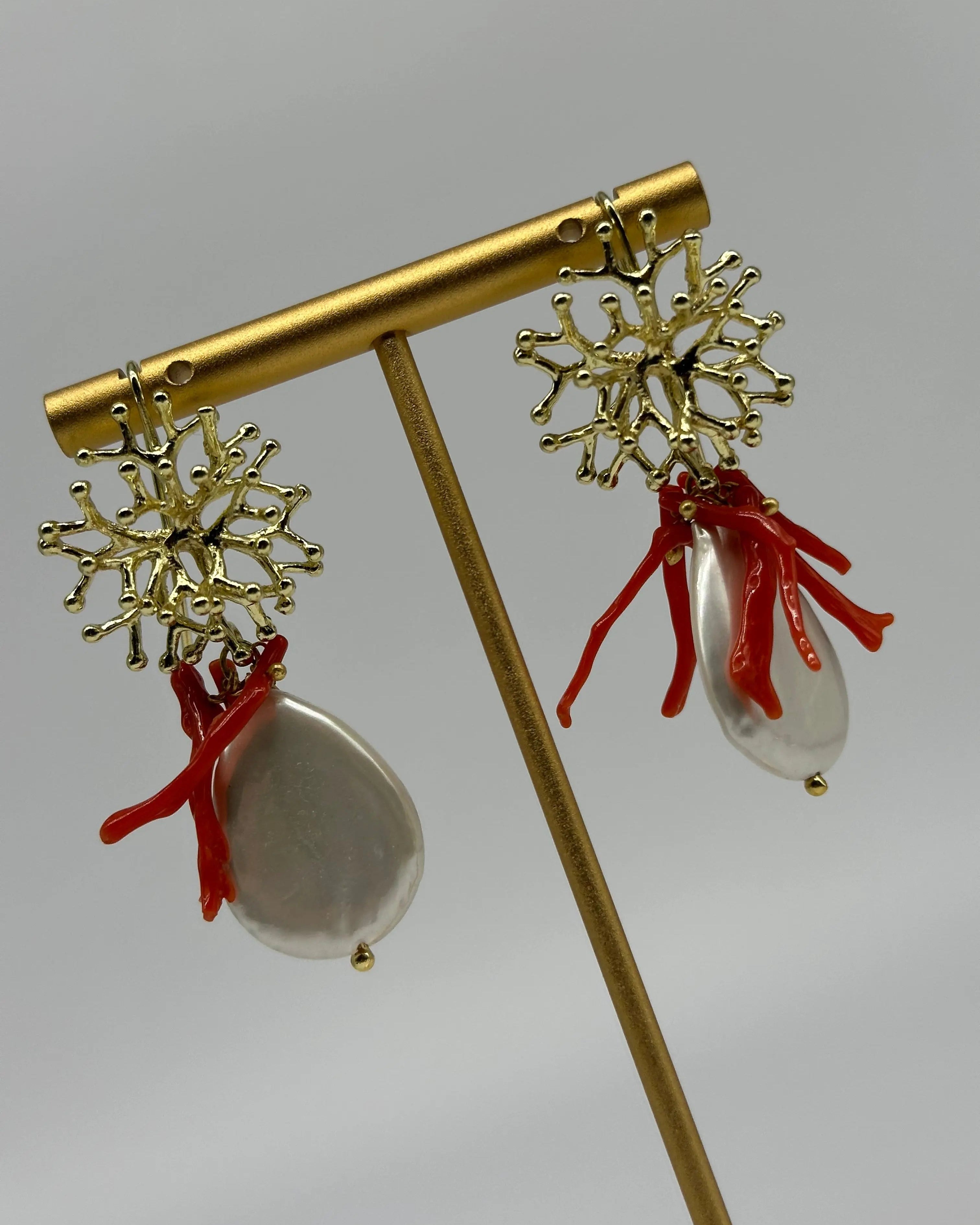 Orecchini Artigianali Perla Bianco e Rametti di Corallo DD CERAMICHE SICILIANE