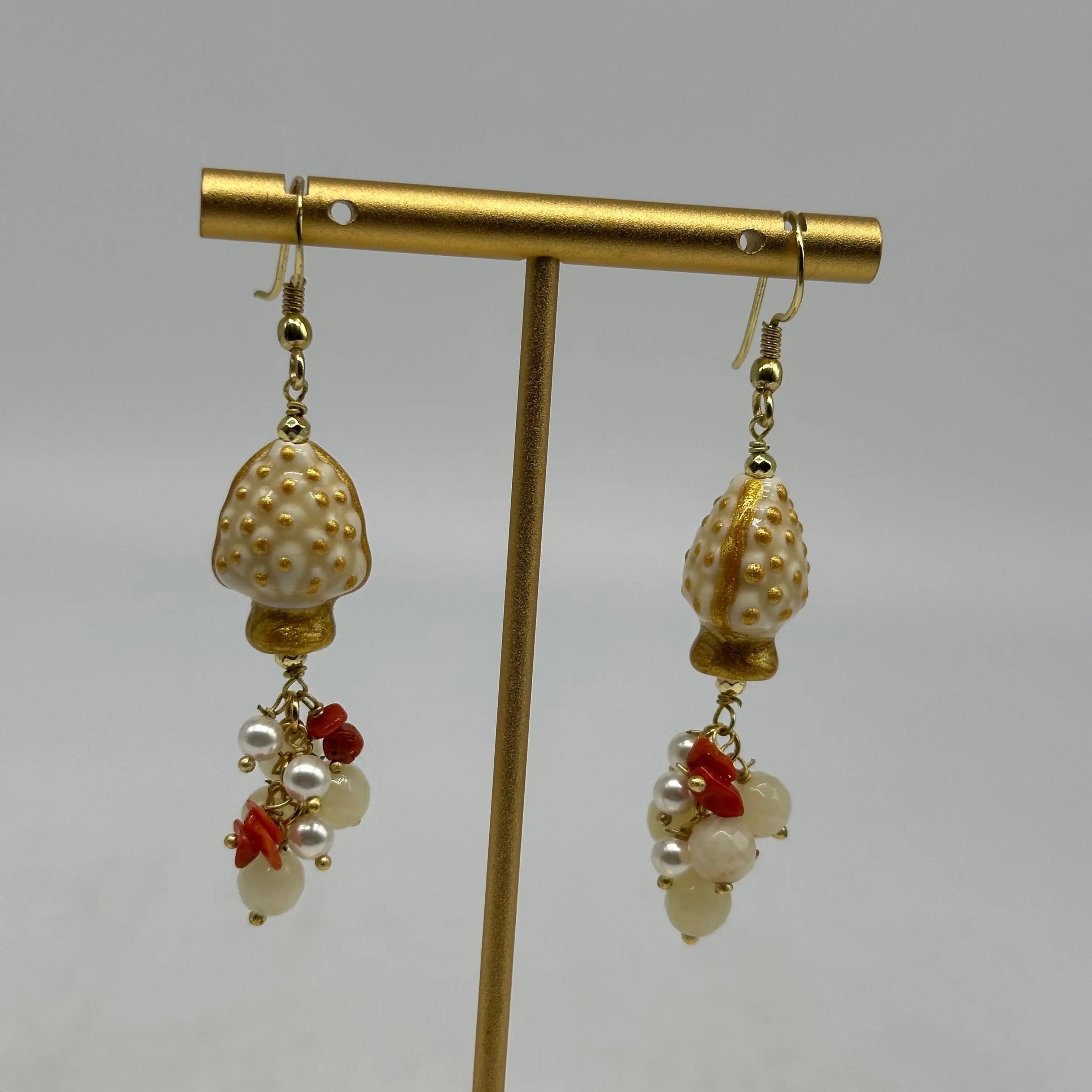 Orecchini Artigianali Pigna Bianco Ceramica di Caltagirone, pietre e perle DD CERAMICHE SICILIANE