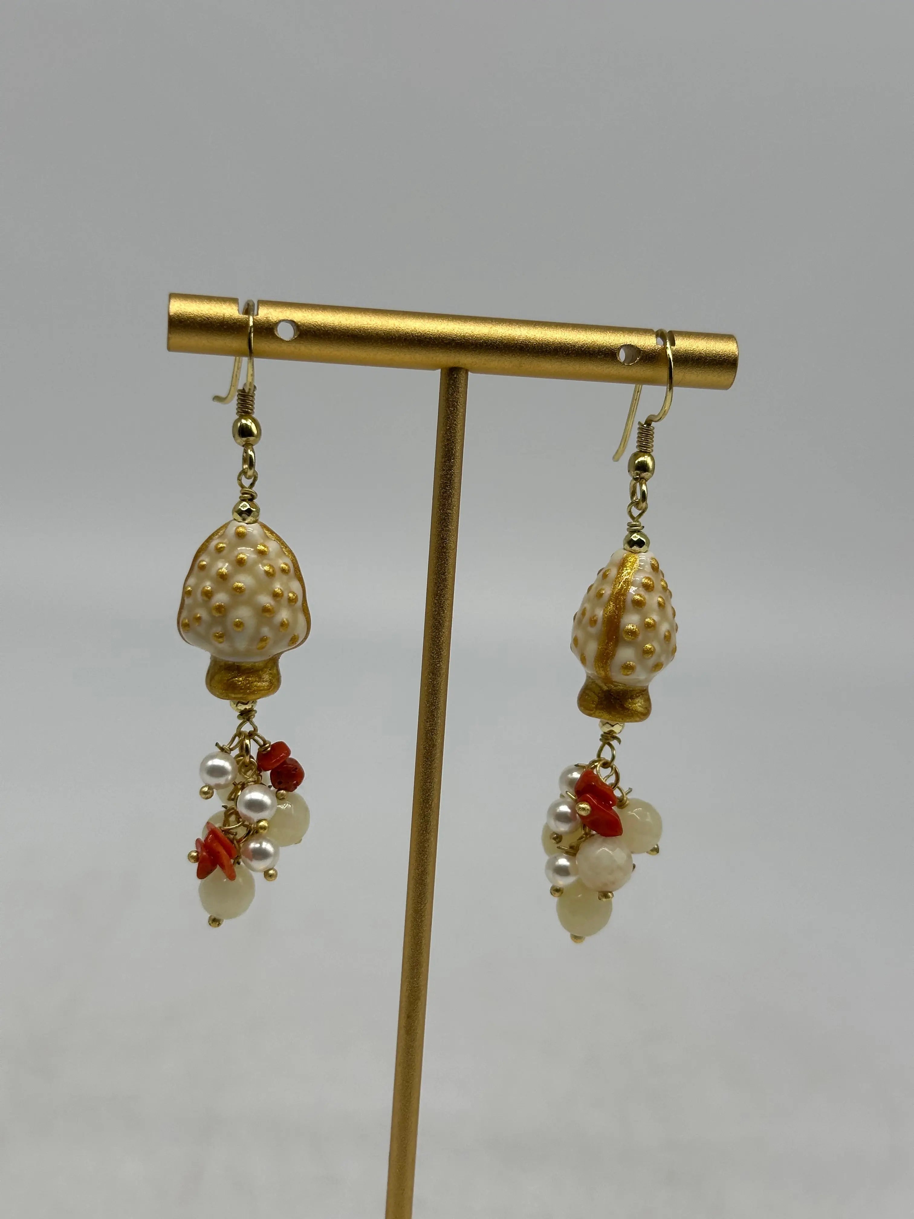 Orecchini Artigianali Pigna Bianco Ceramica di Caltagirone, pietre e perle DD CERAMICHE SICILIANE