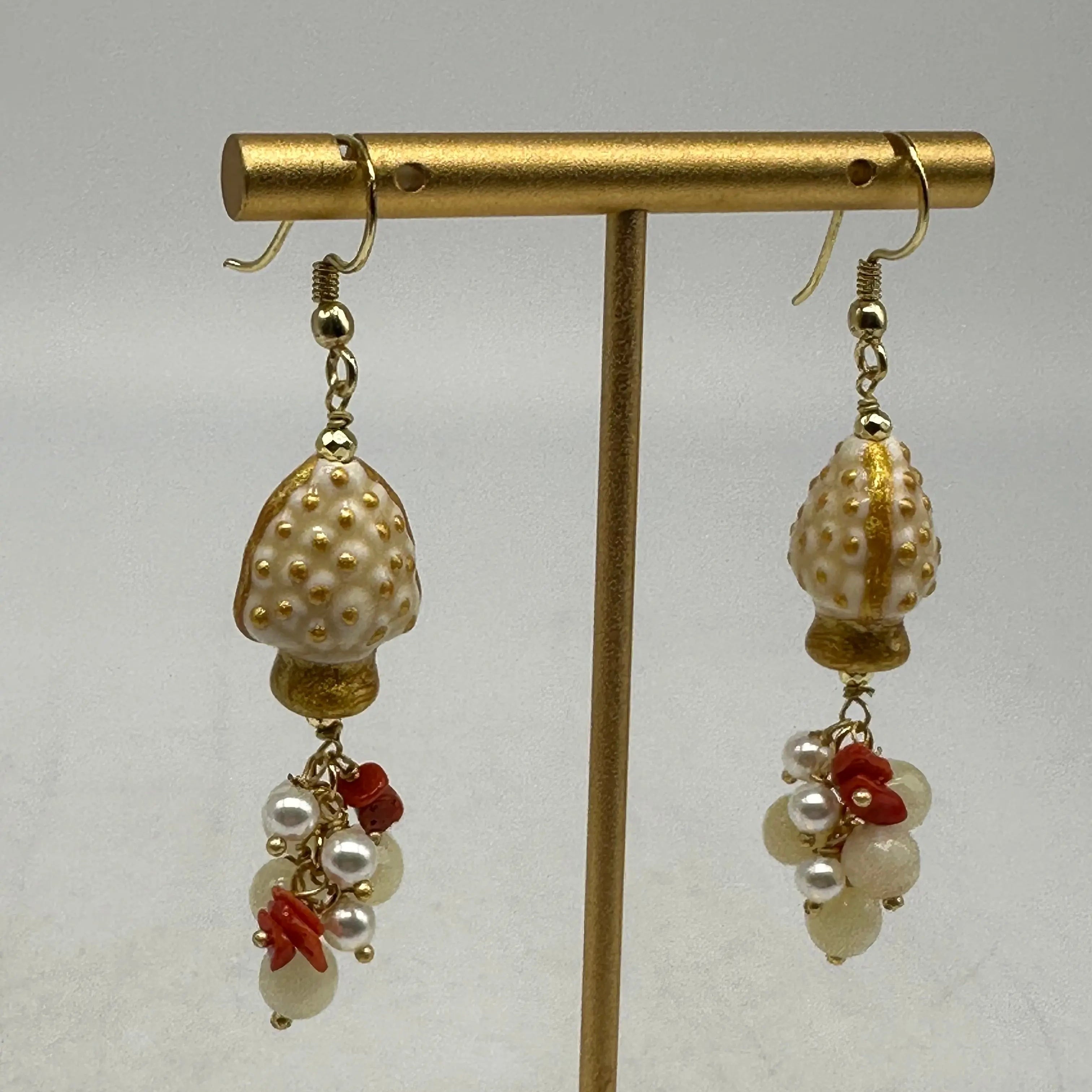 Orecchini Artigianali Pigna Bianco Ceramica di Caltagirone, pietre e perle DD CERAMICHE SICILIANE