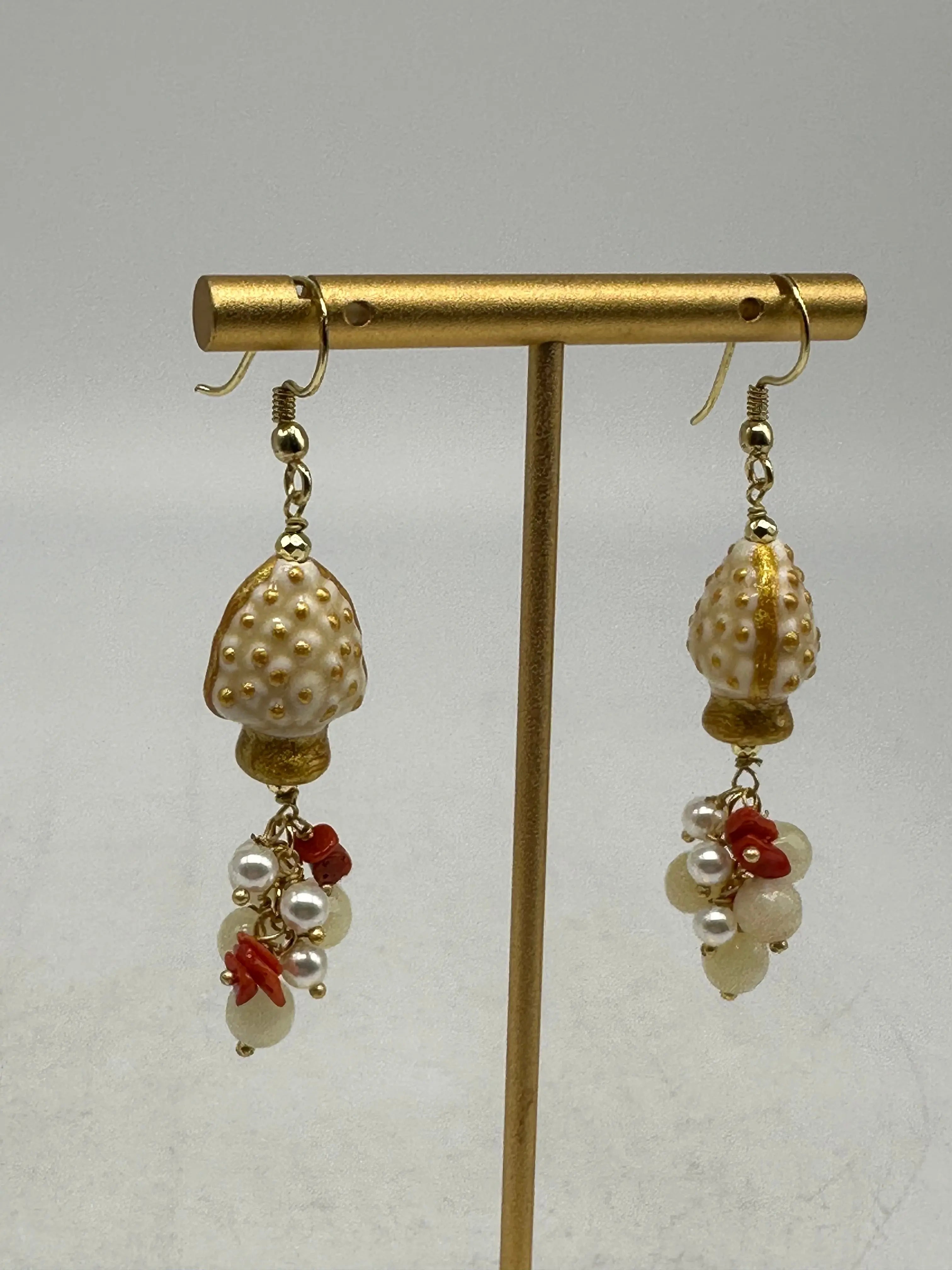 Orecchini Artigianali Pigna Bianco Ceramica di Caltagirone, pietre e perle DD CERAMICHE SICILIANE