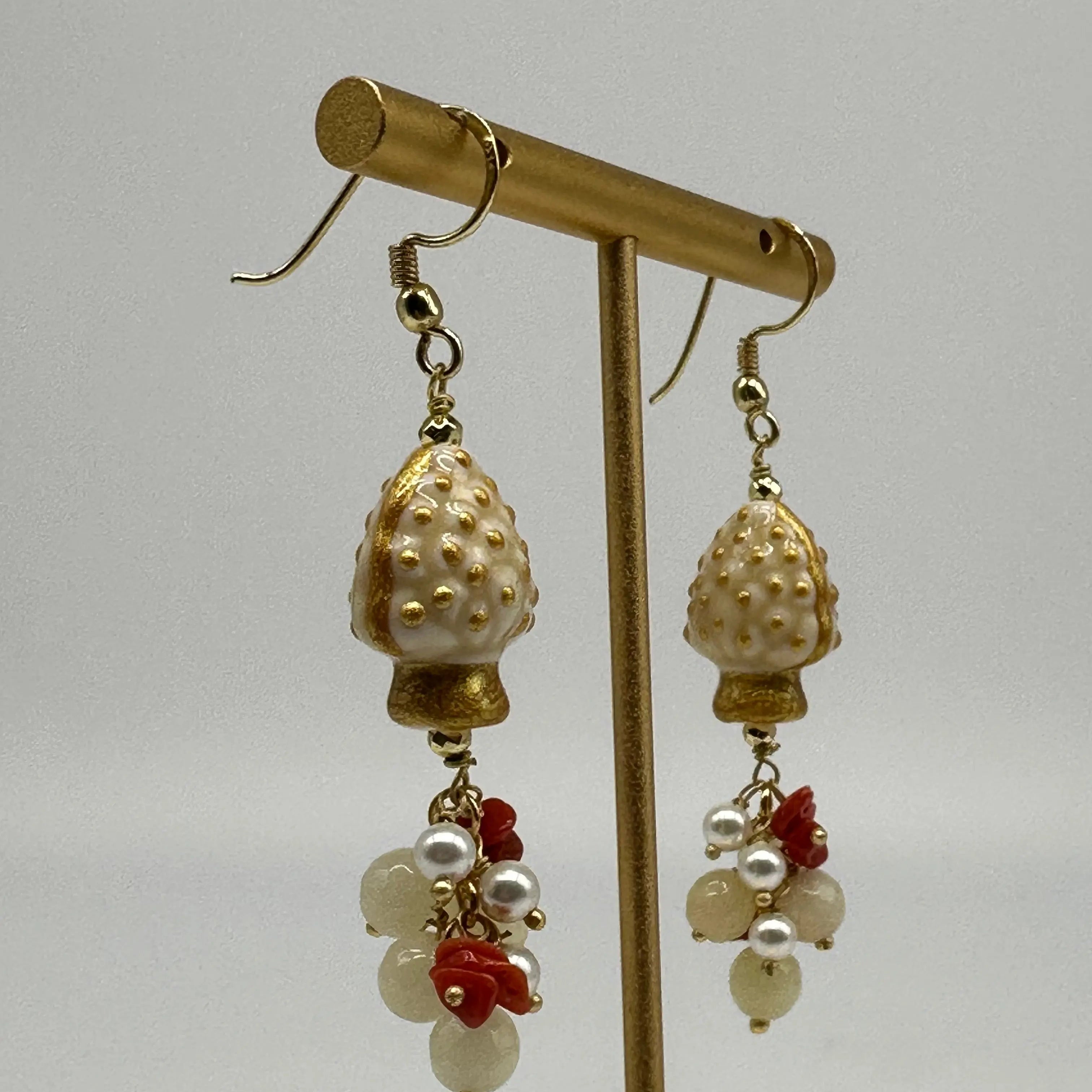 Orecchini Artigianali Pigna Bianco Ceramica di Caltagirone, pietre e perle DD CERAMICHE SICILIANE