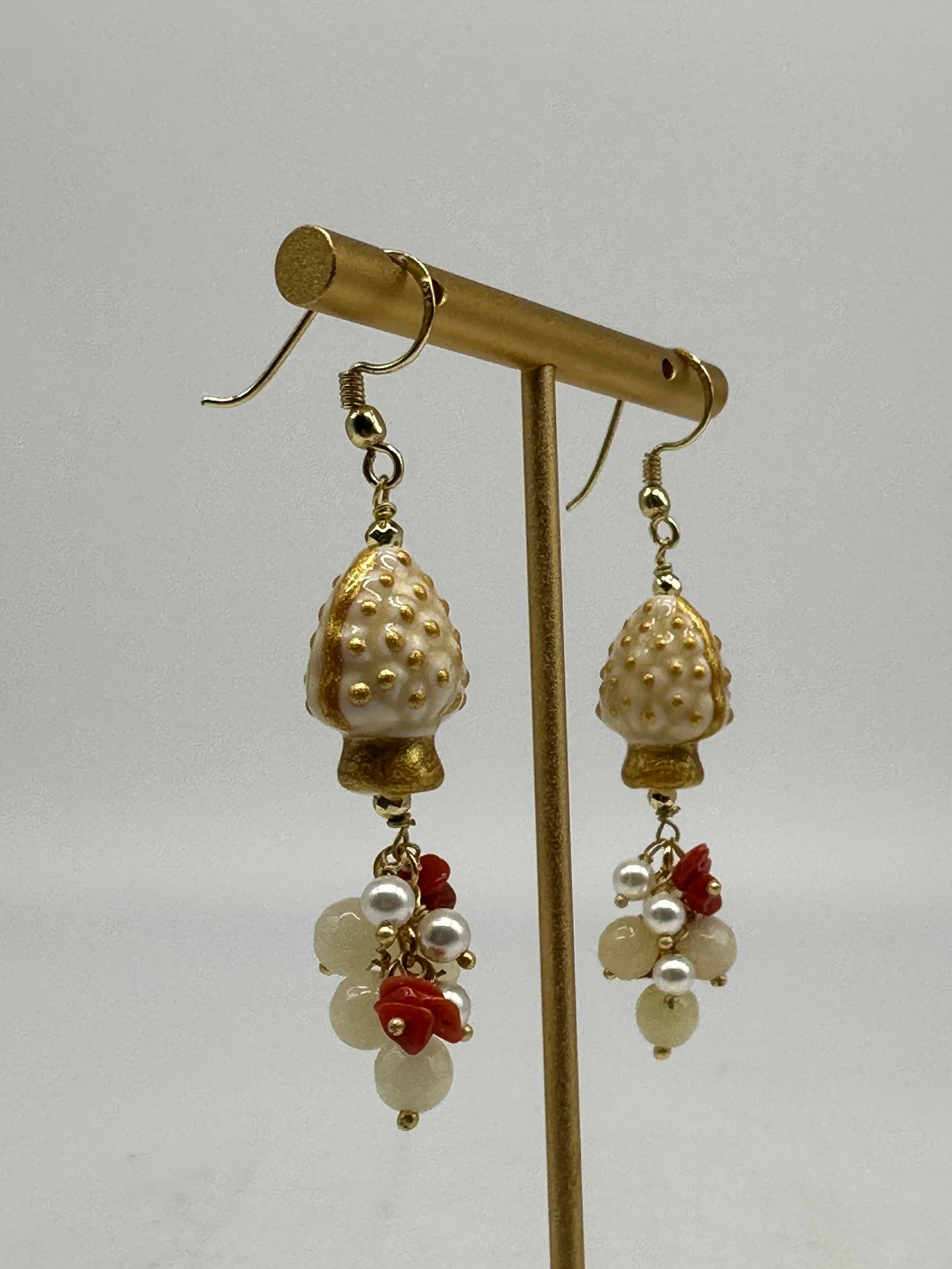 Orecchini Artigianali Pigna Bianco Ceramica di Caltagirone, pietre e perle DD CERAMICHE SICILIANE