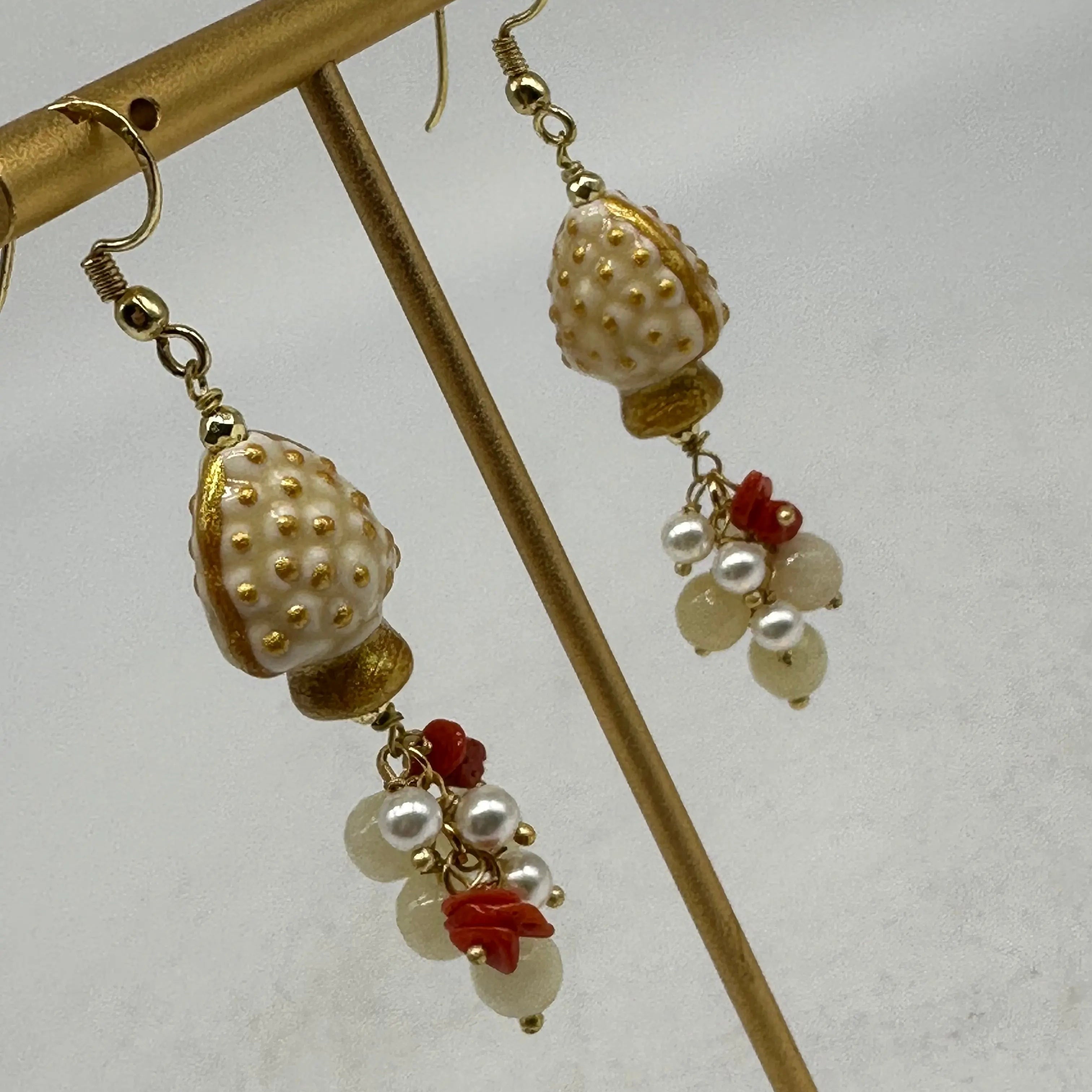 Orecchini Artigianali Pigna Bianco Ceramica di Caltagirone, pietre e perle DD CERAMICHE SICILIANE