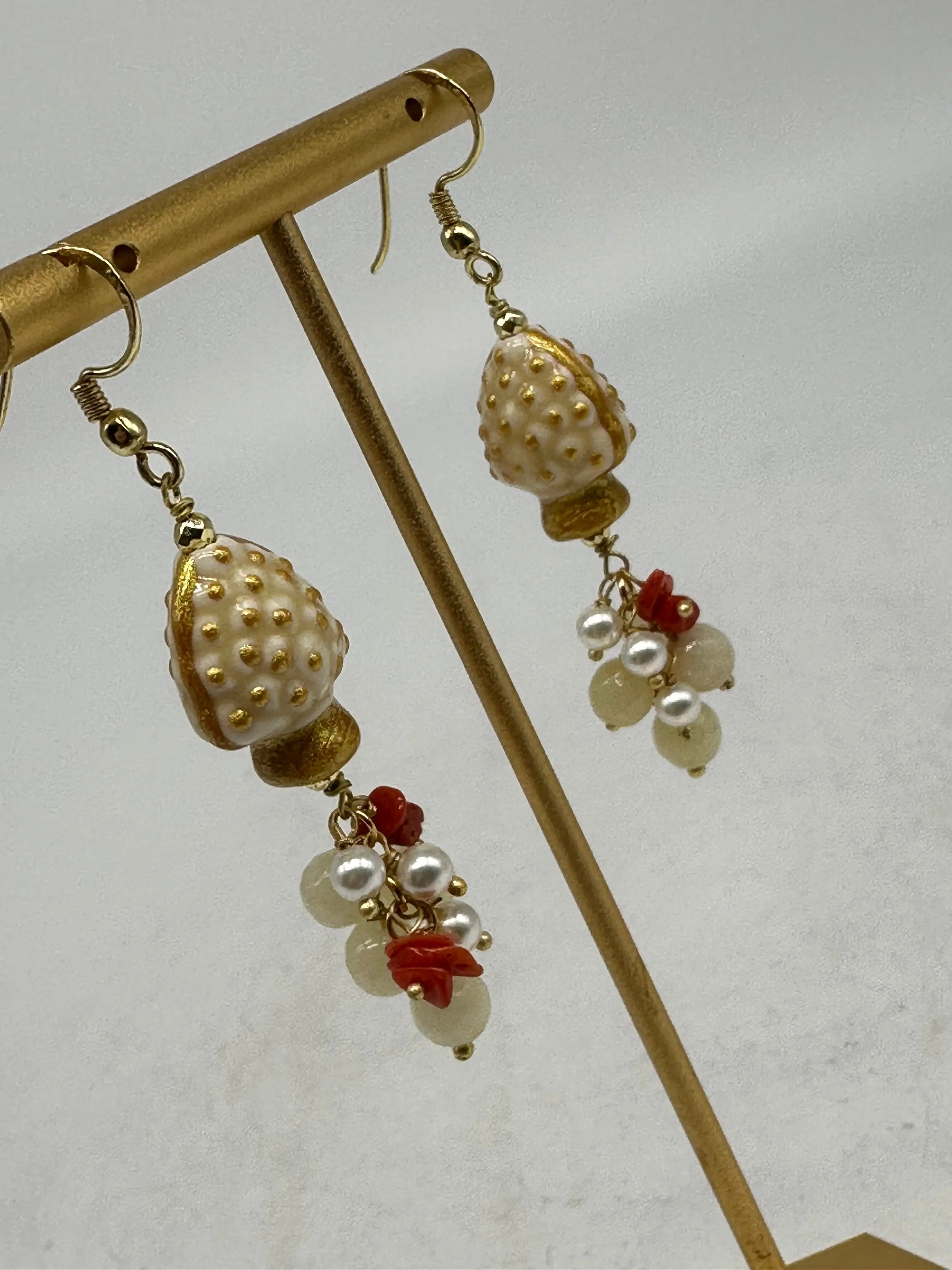 Orecchini Artigianali Pigna Bianco Ceramica di Caltagirone, pietre e perle DD CERAMICHE SICILIANE