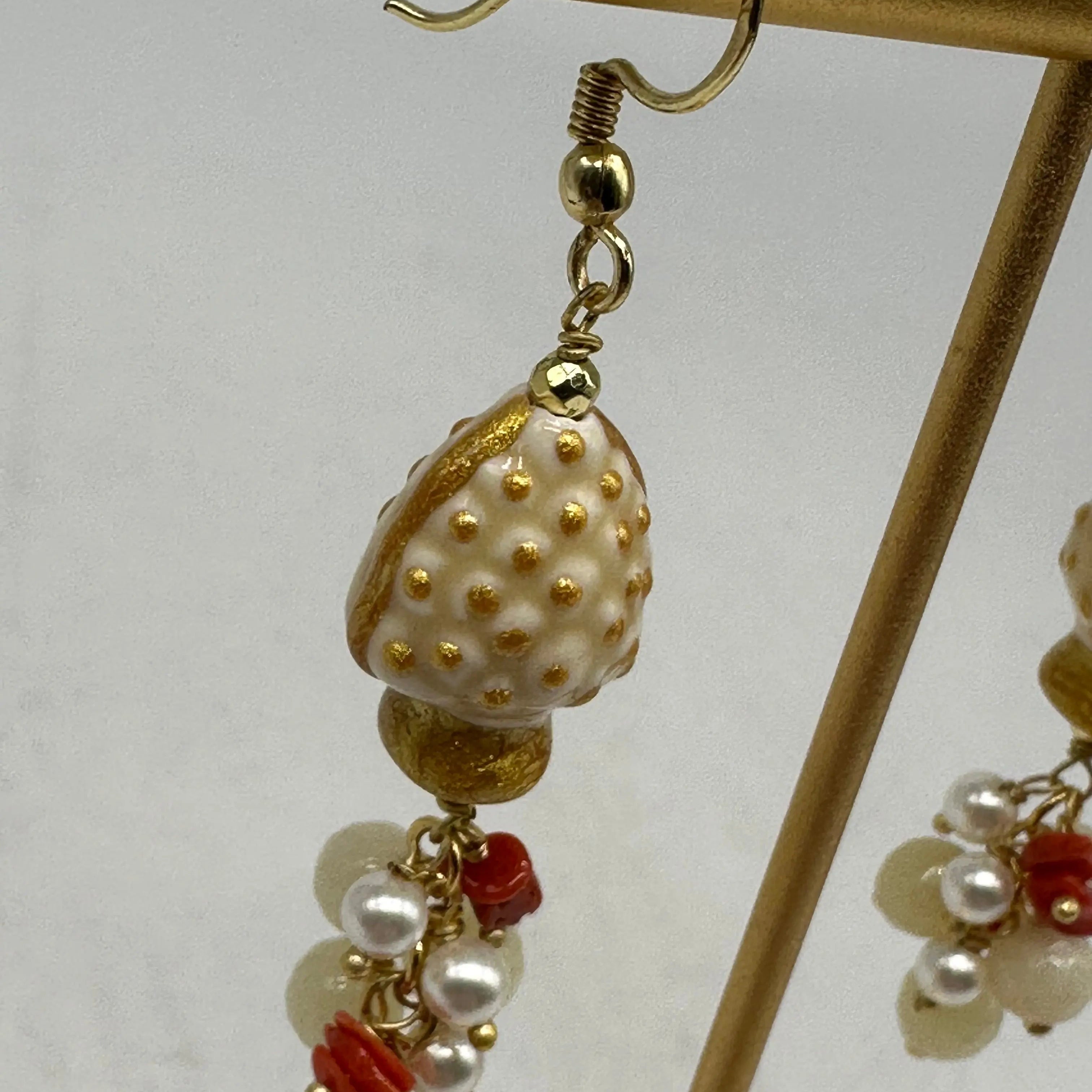 Orecchini Artigianali Pigna Bianco Ceramica di Caltagirone, pietre e perle DD CERAMICHE SICILIANE