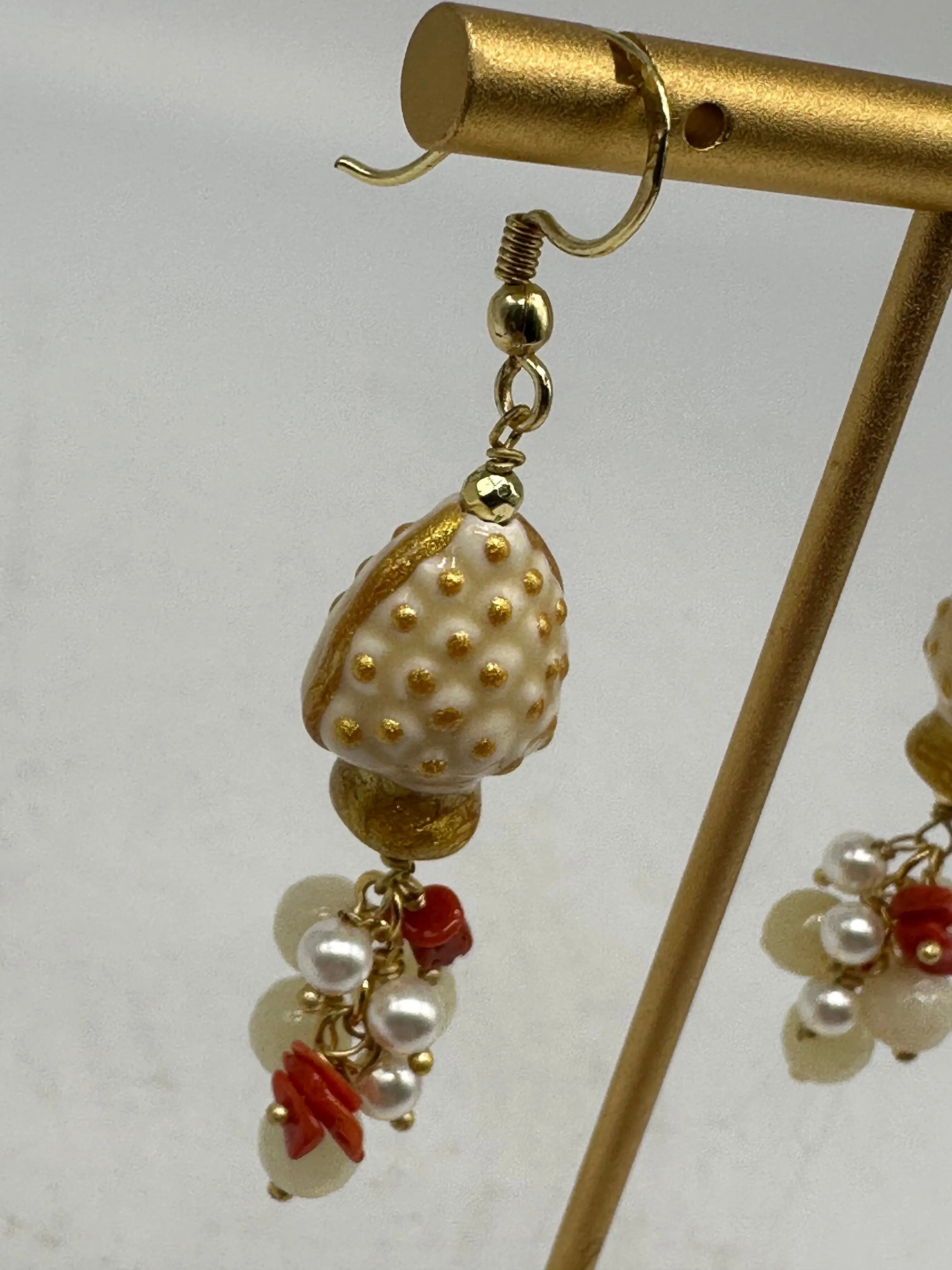 Orecchini Artigianali Pigna Bianco Ceramica di Caltagirone, pietre e perle DD CERAMICHE SICILIANE