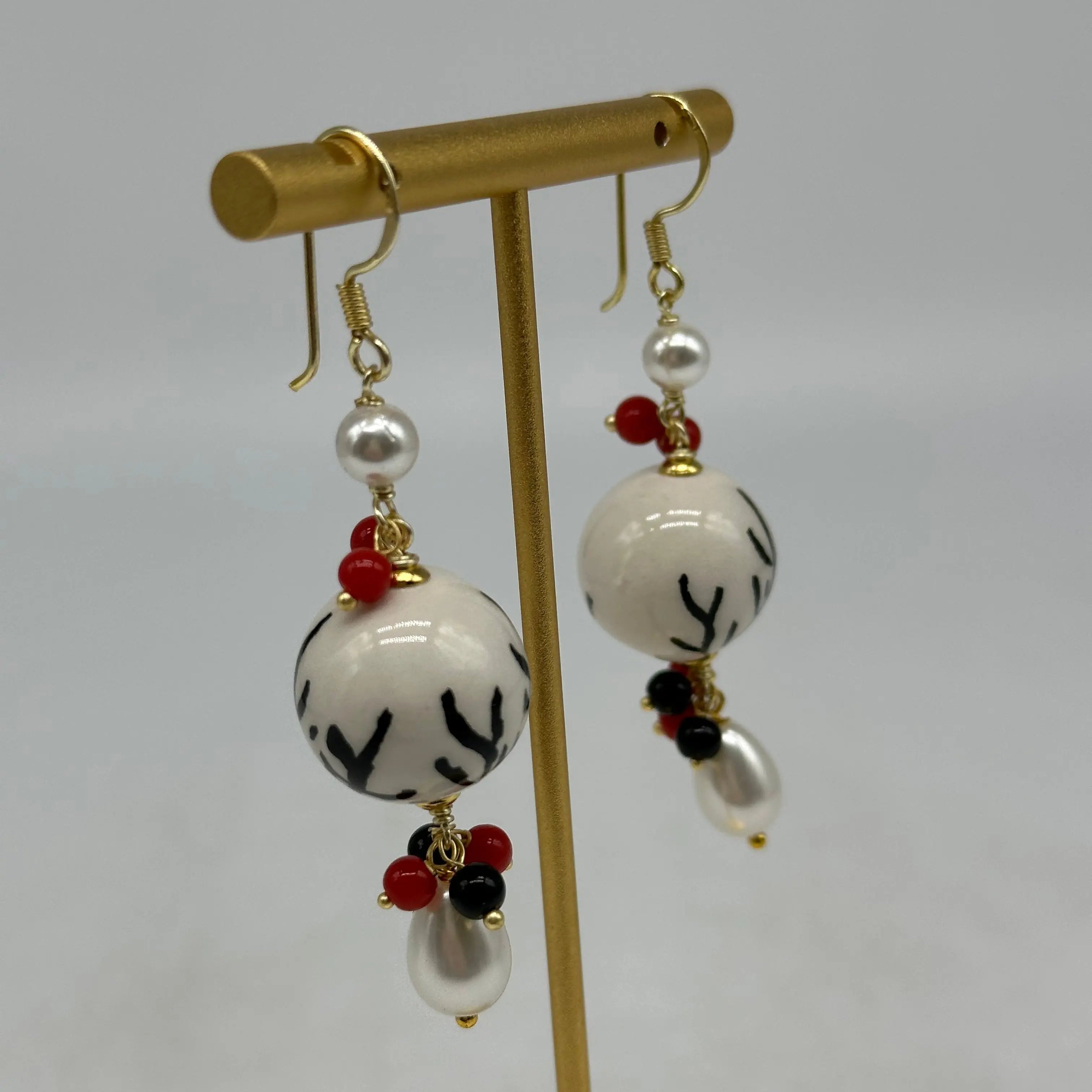 Orecchini Artigianali Sfere di Natale Bianco con decori Nero in Ceramica di Caltagirone, pietre e corallo DD CERAMICHE SICILIANE
