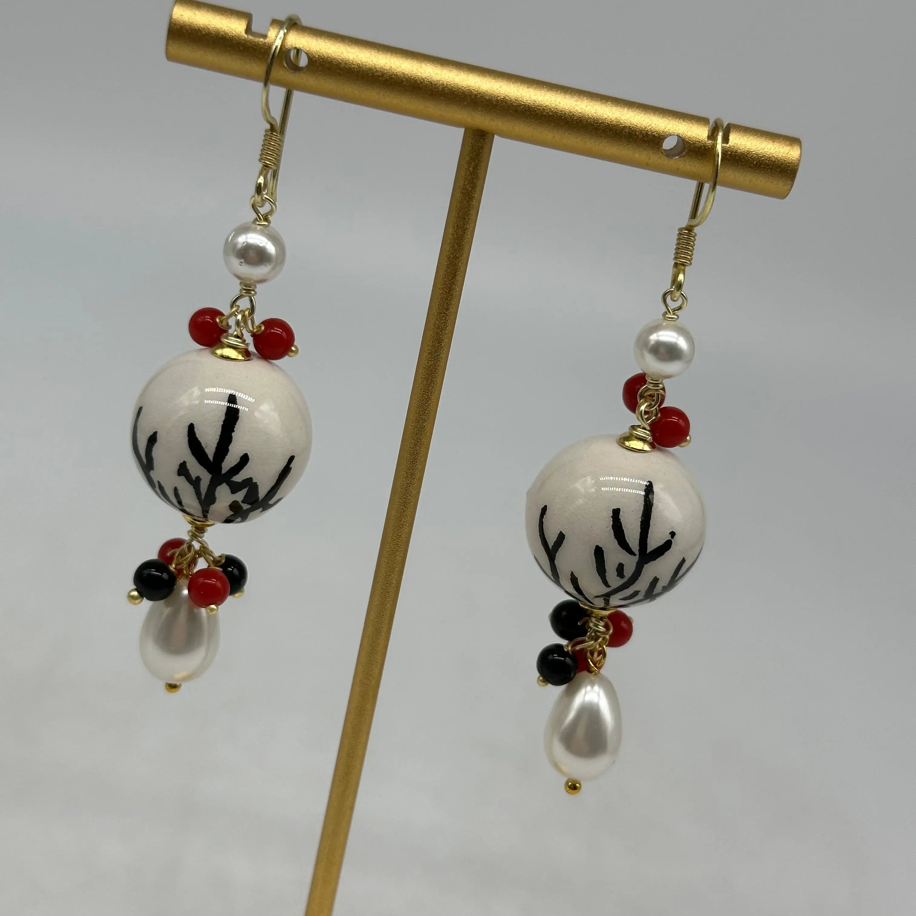 Orecchini Artigianali Sfere di Natale Bianco con decori Nero in Ceramica di Caltagirone, pietre e corallo DD CERAMICHE SICILIANE