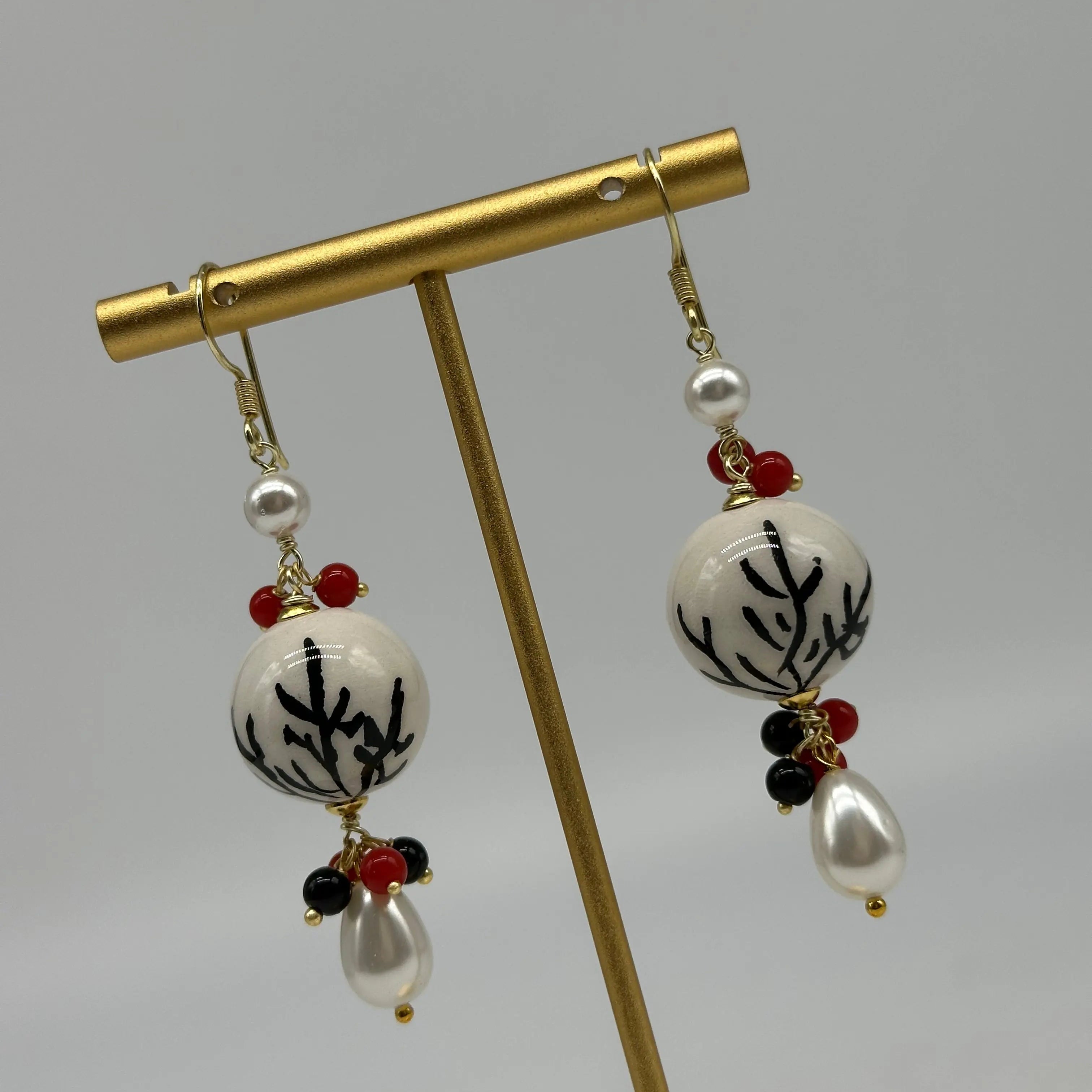 Orecchini Artigianali Sfere di Natale Bianco con decori Nero in Ceramica di Caltagirone, pietre e corallo DD CERAMICHE SICILIANE