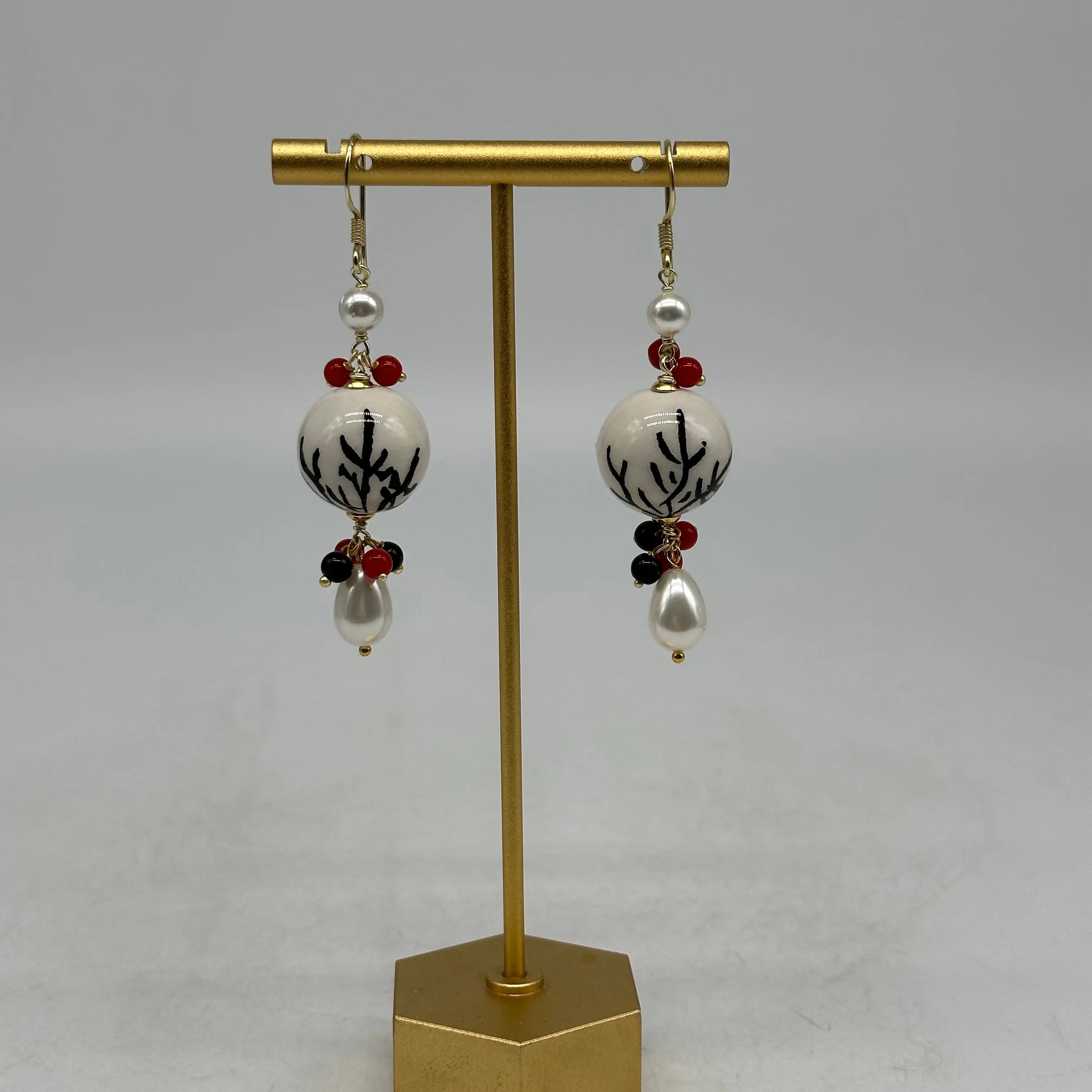 Orecchini Artigianali Sfere di Natale Bianco con decori Nero in Ceramica di Caltagirone, pietre e corallo DD CERAMICHE SICILIANE