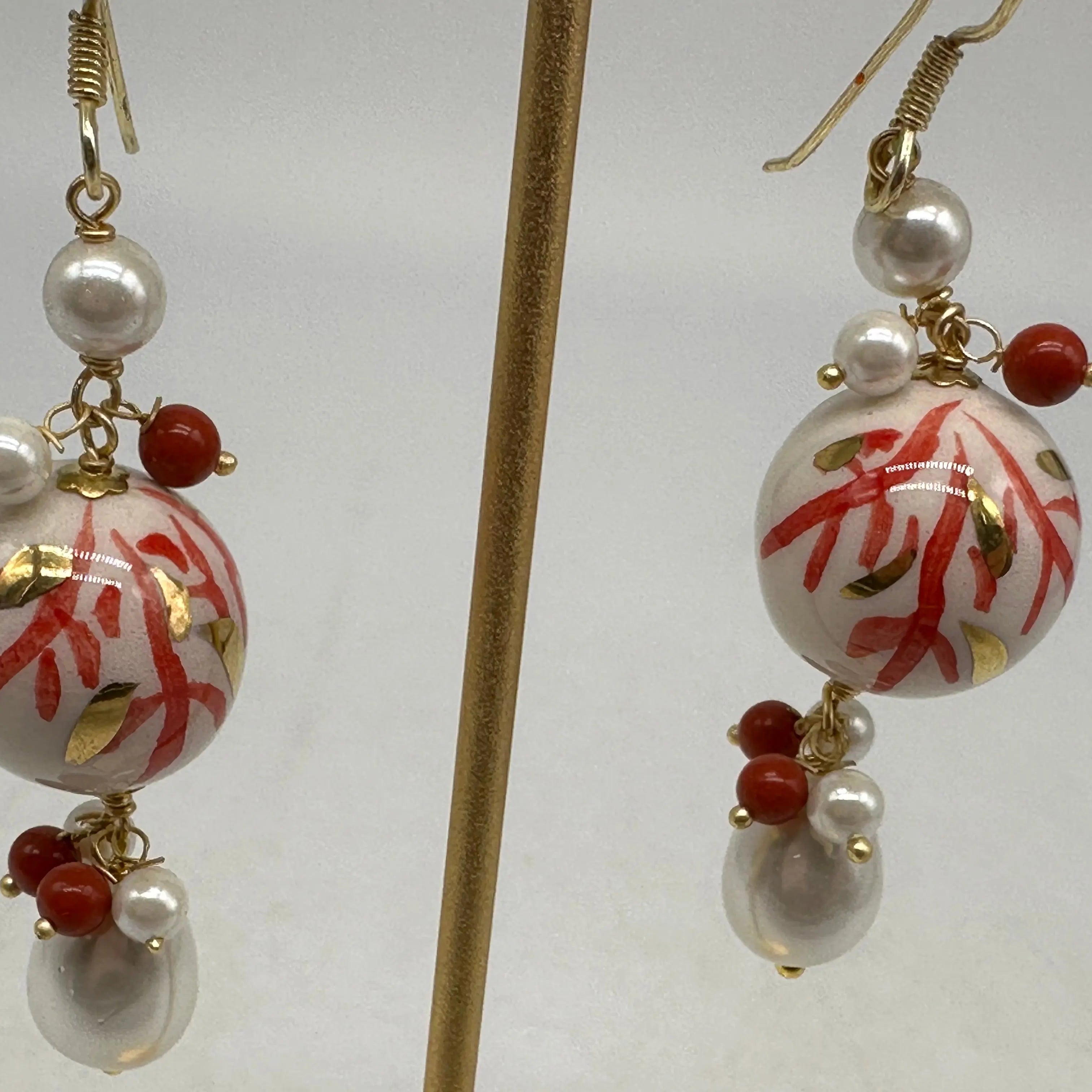 Orecchini Artigianali Sfere di Natale Bianco con decori Rosso in Ceramica di Caltagirone, pietre e corallo DD CERAMICHE SICILIANE