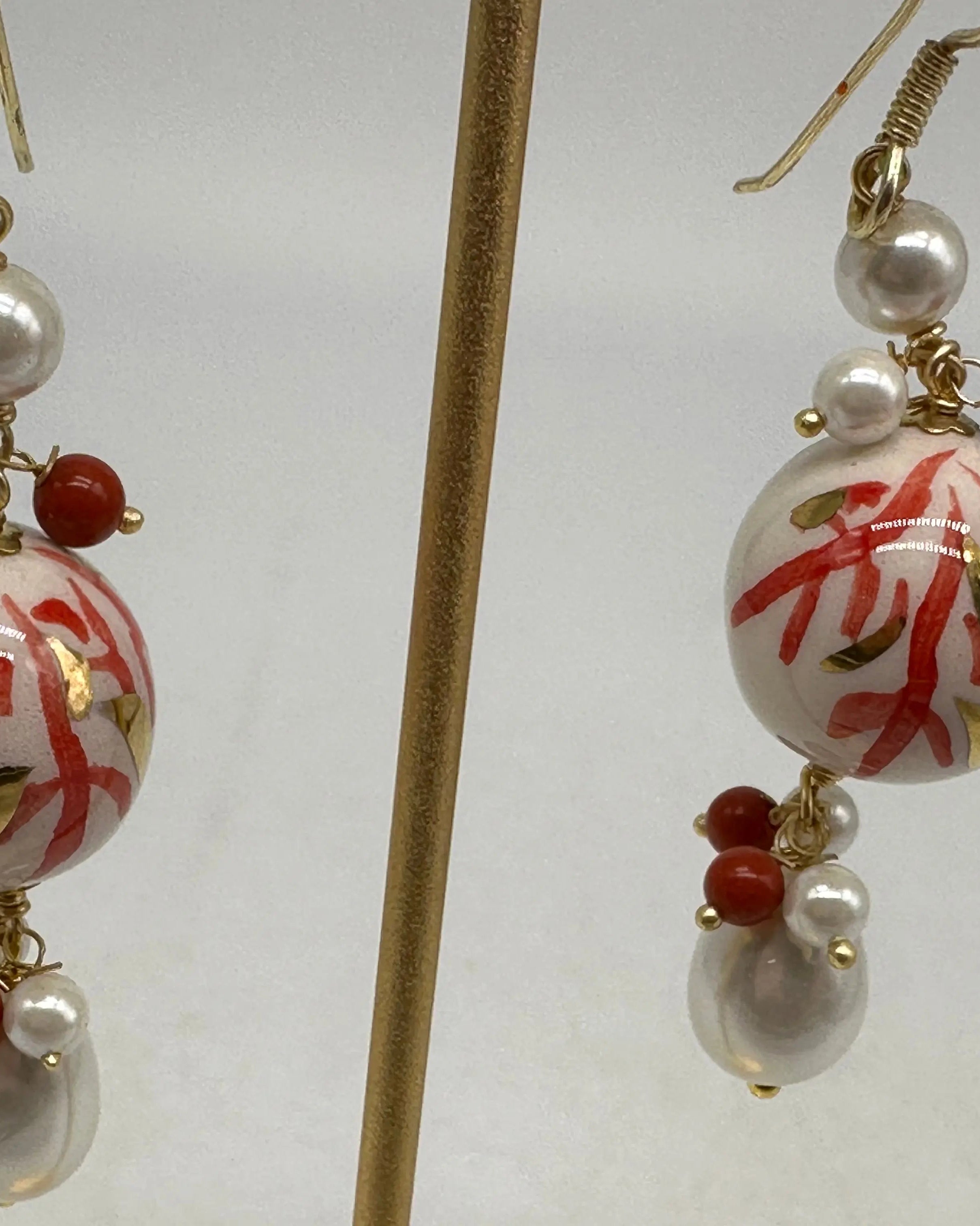 Orecchini Artigianali Sfere di Natale Bianco con decori Rosso in Ceramica di Caltagirone, pietre e corallo DD CERAMICHE SICILIANE