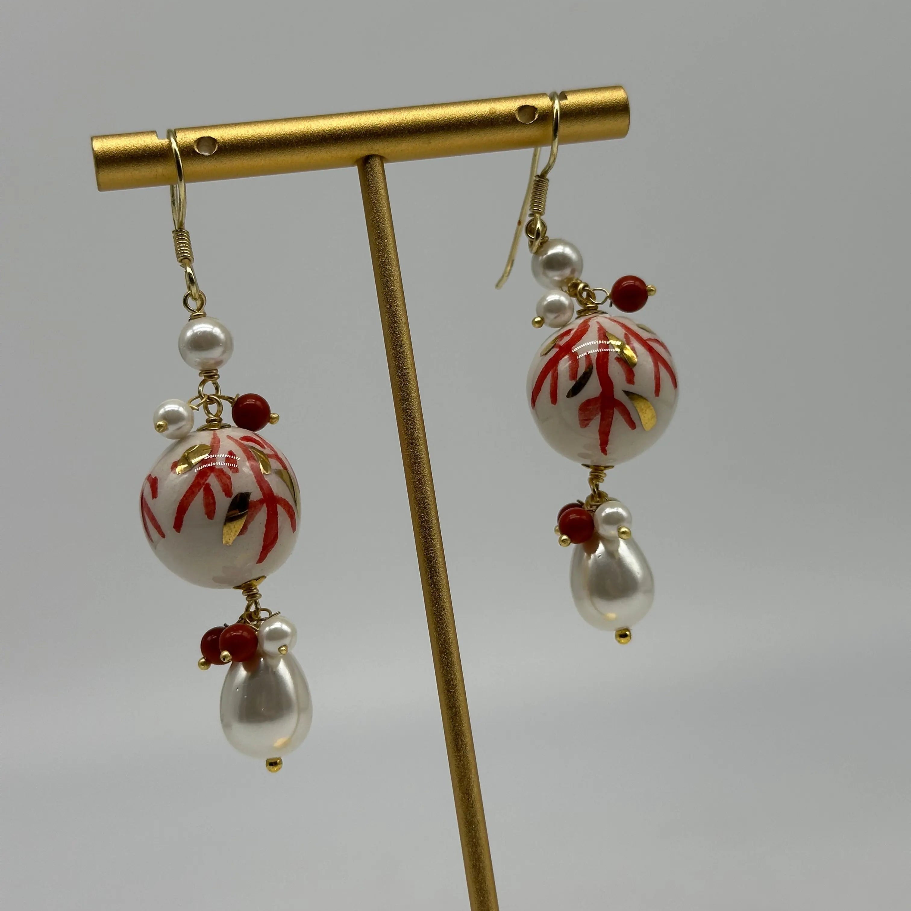 Orecchini Artigianali Sfere di Natale Bianco con decori Rosso in Ceramica di Caltagirone, pietre e corallo DD CERAMICHE SICILIANE