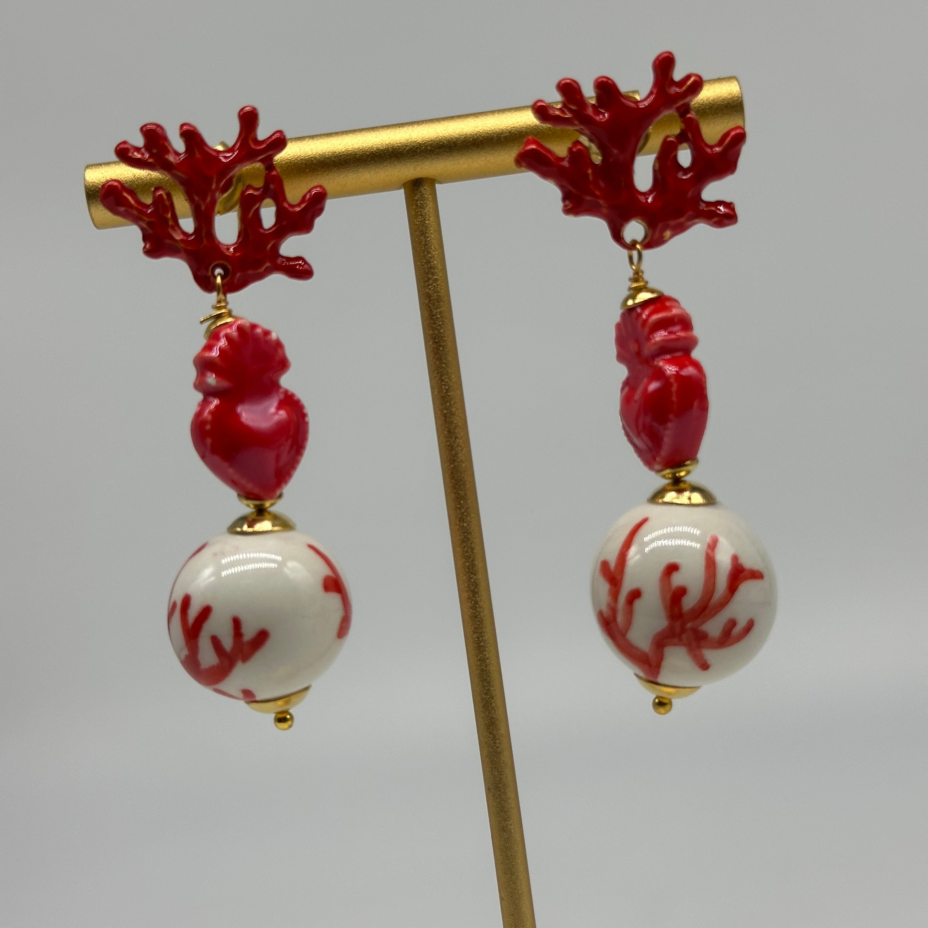 Orecchini Artigianali Sfere di Natale Bianco con decori Rosso in Ceramica di Caltagirone cuore sacro e corallo - BIJOUX
