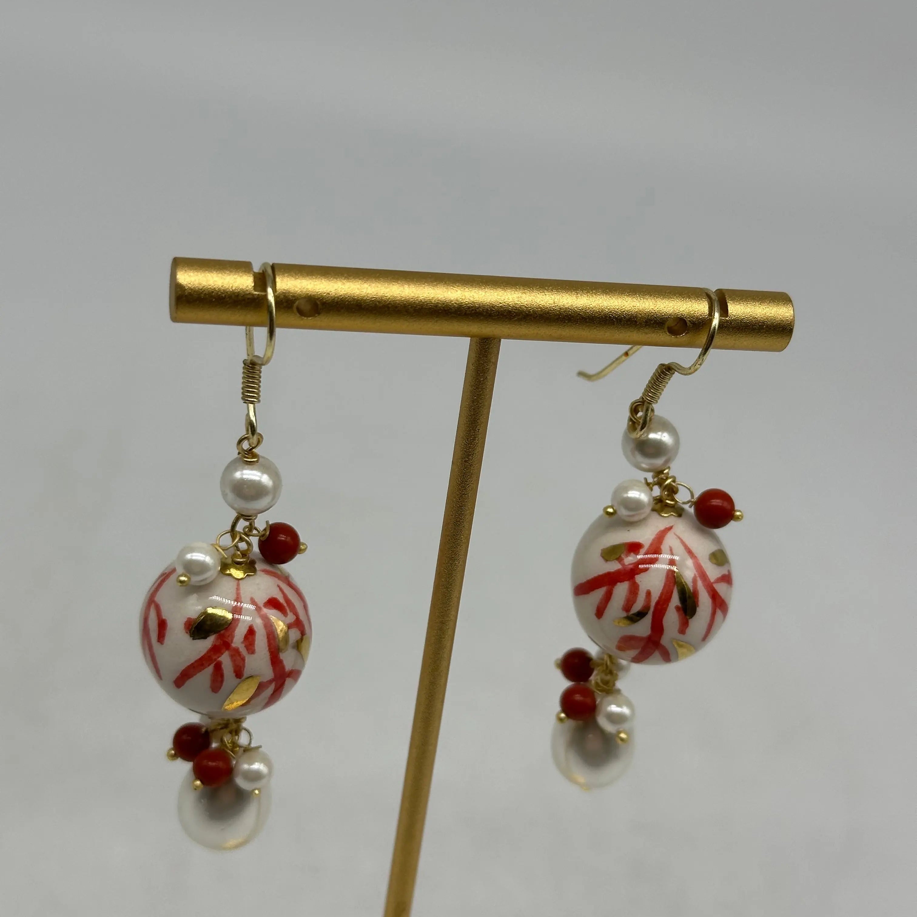 Orecchini Artigianali Sfere di Natale Bianco con decori Rosso in Ceramica di Caltagirone, pietre e corallo DD CERAMICHE SICILIANE