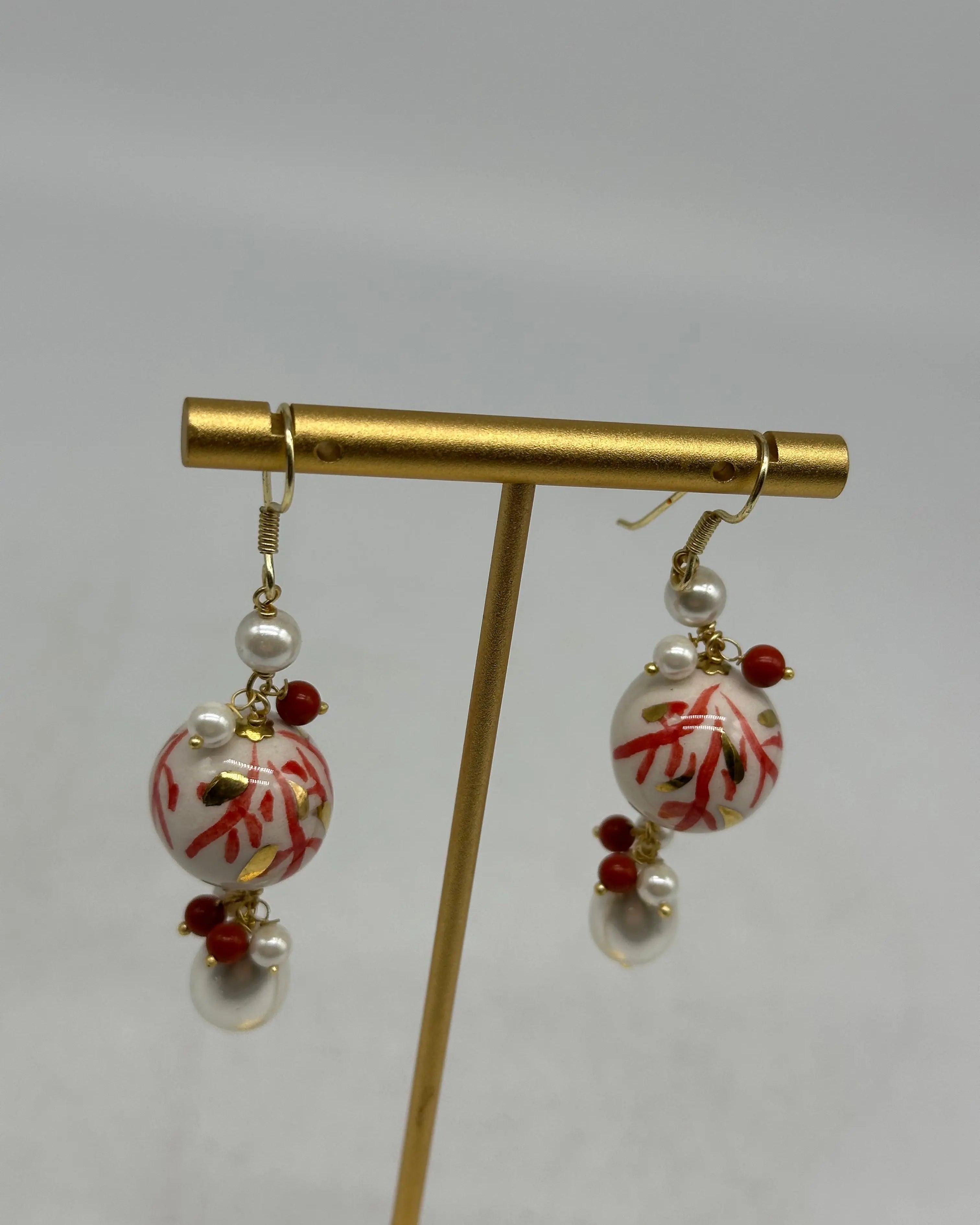 Orecchini Artigianali Sfere di Natale Bianco con decori Rosso in Ceramica di Caltagirone, pietre e corallo DD CERAMICHE SICILIANE