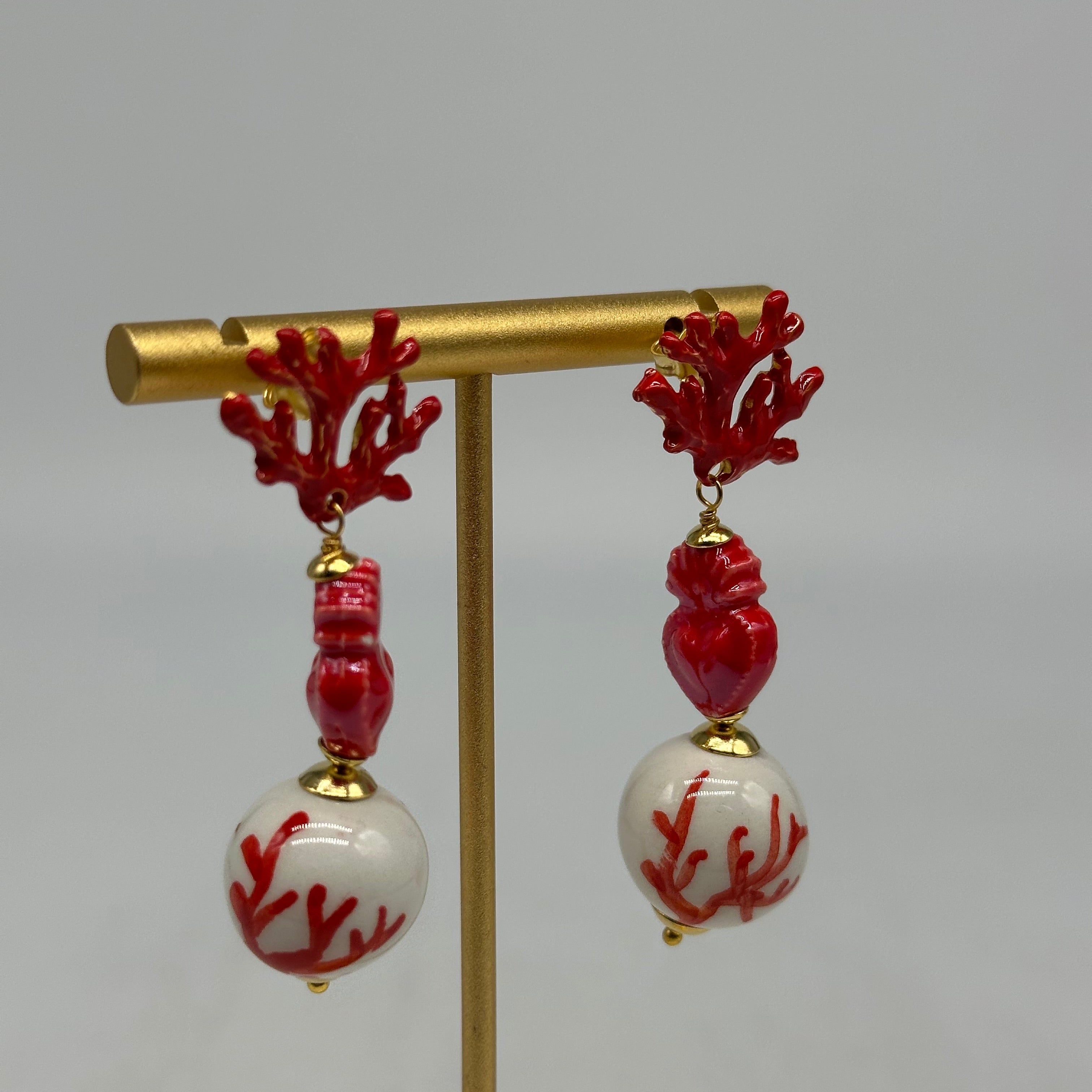 Orecchini Artigianali Sfere di Natale Bianco con decori Rosso in Ceramica di Caltagirone cuore sacro e corallo - BIJOUX